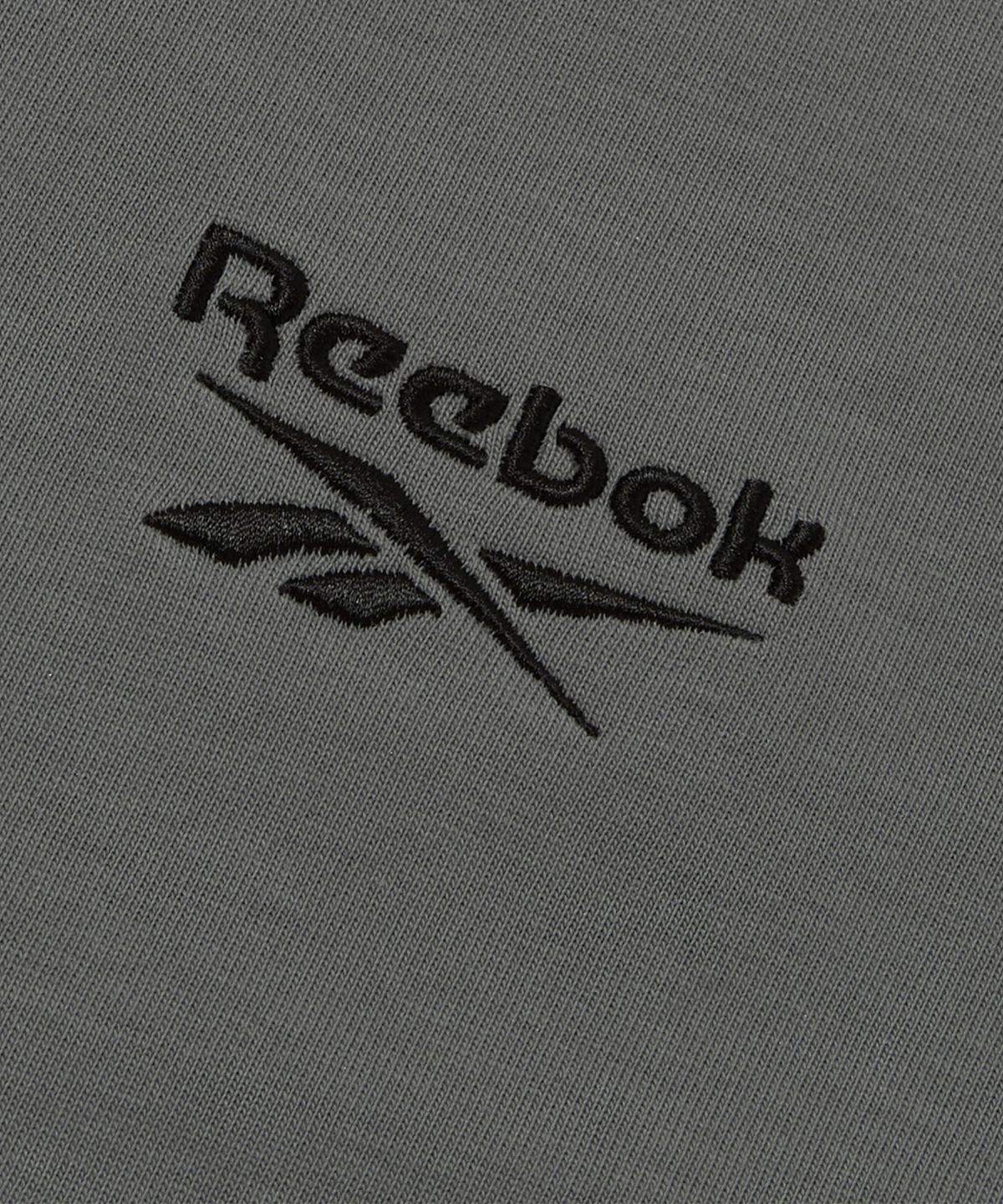 리복(REEBOK) 스몰 로고 티셔츠 - 차콜