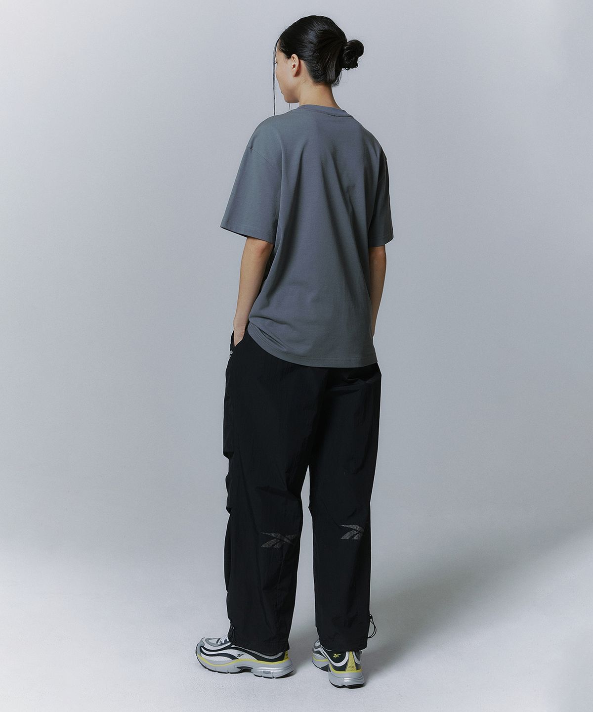 리복(REEBOK) 스몰 로고 티셔츠 - 차콜