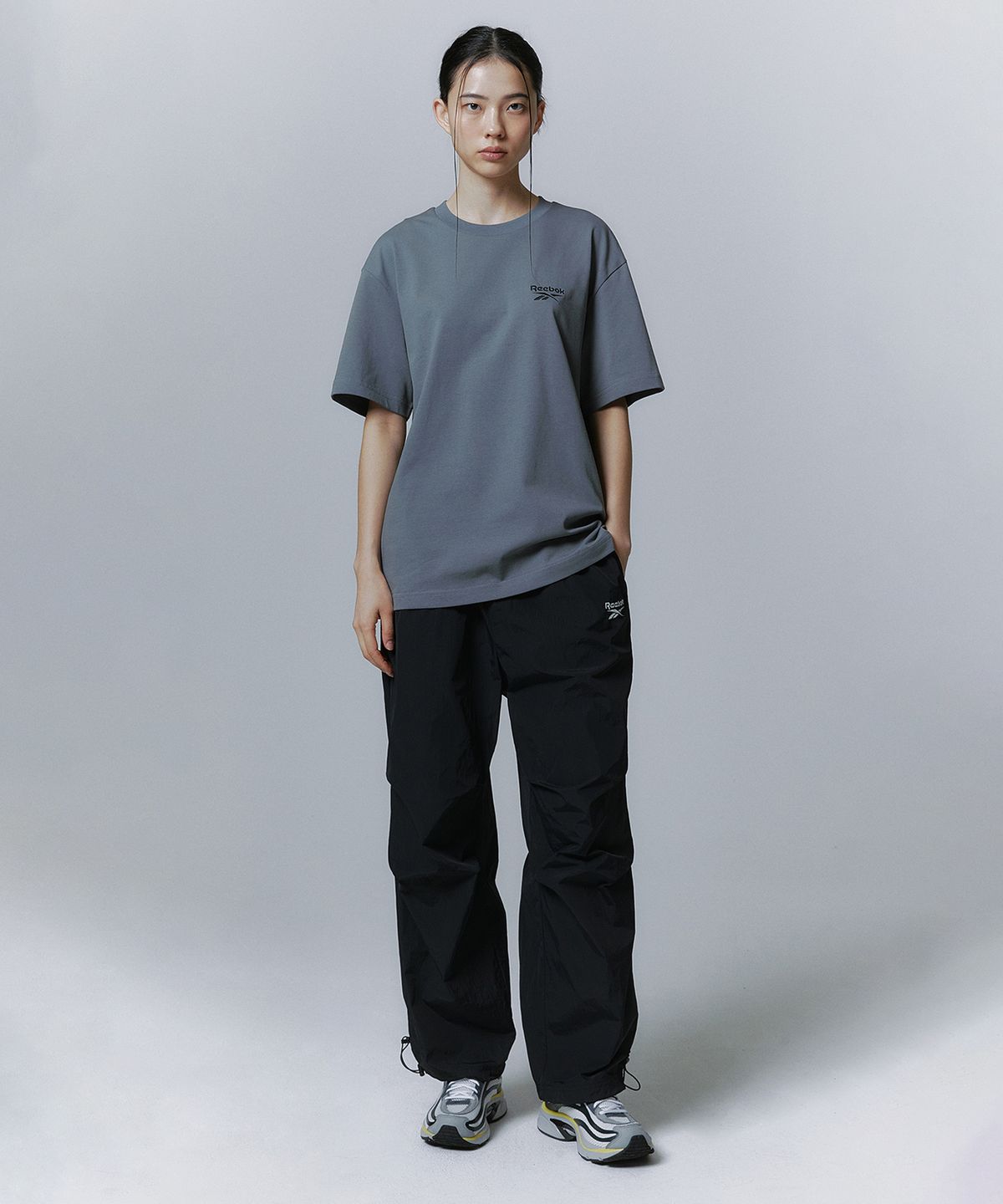 리복(REEBOK) 스몰 로고 티셔츠 - 차콜