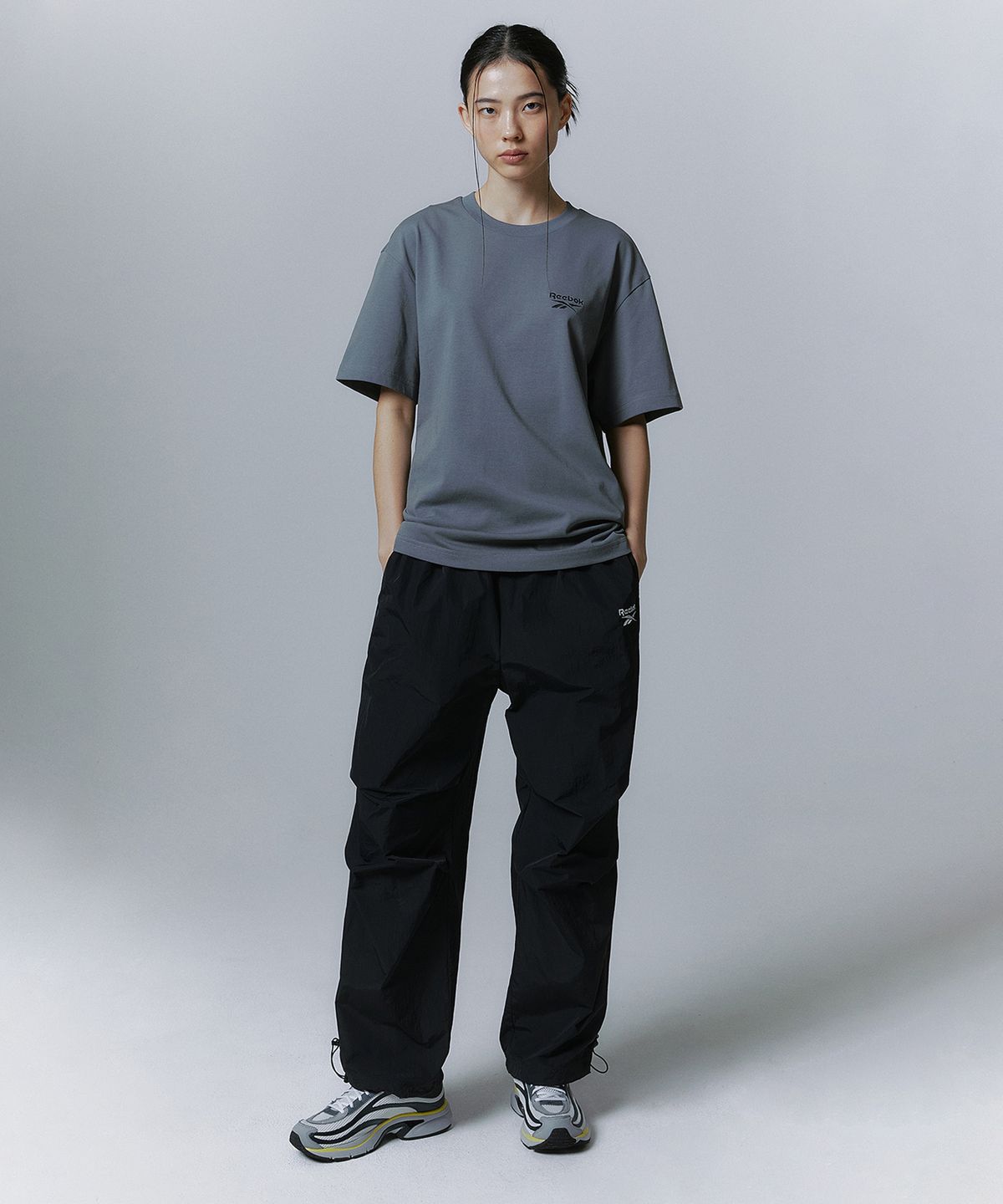 리복(REEBOK) 스몰 로고 티셔츠 - 차콜