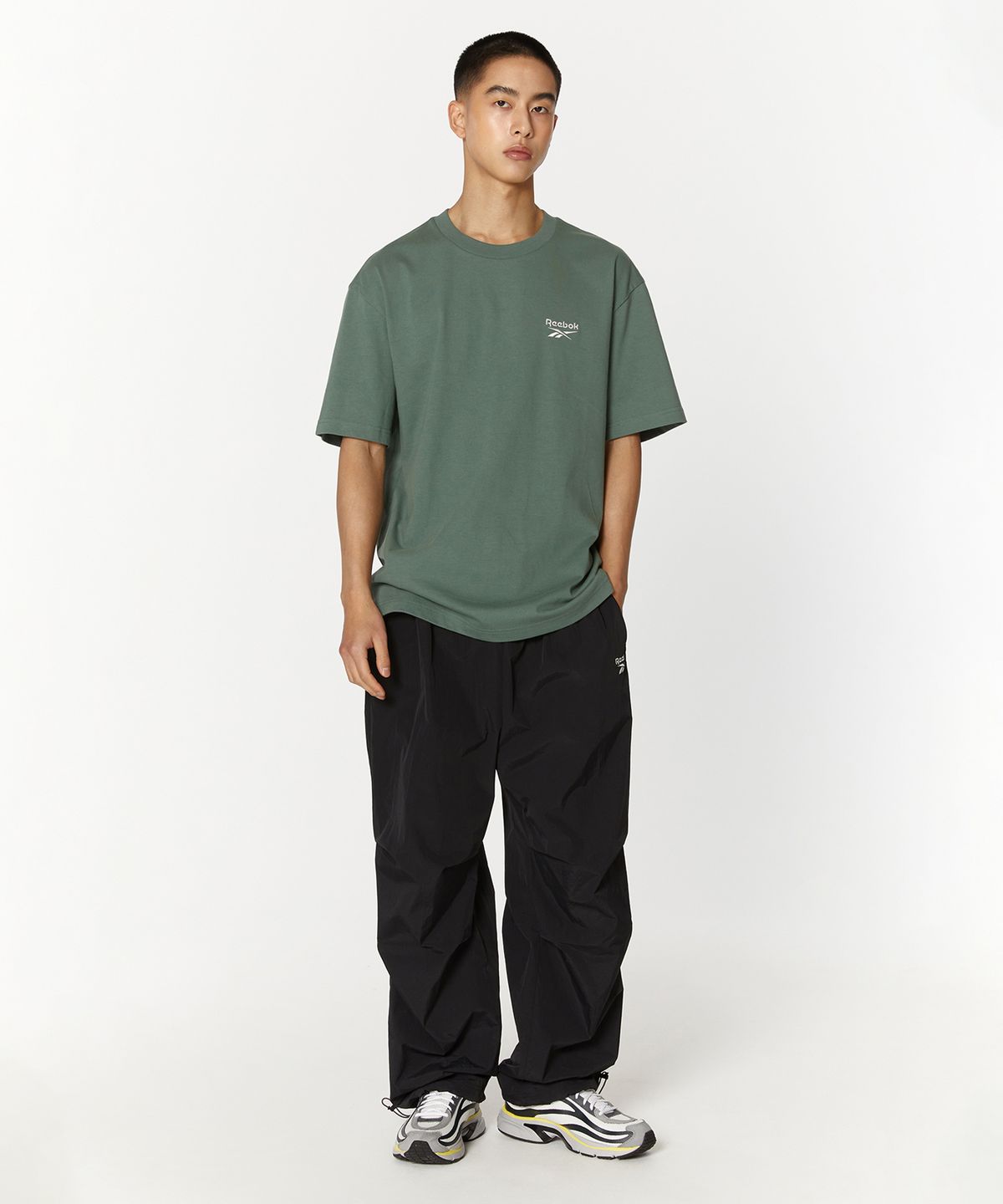 리복(REEBOK) 스몰 로고 티셔츠 - 그린