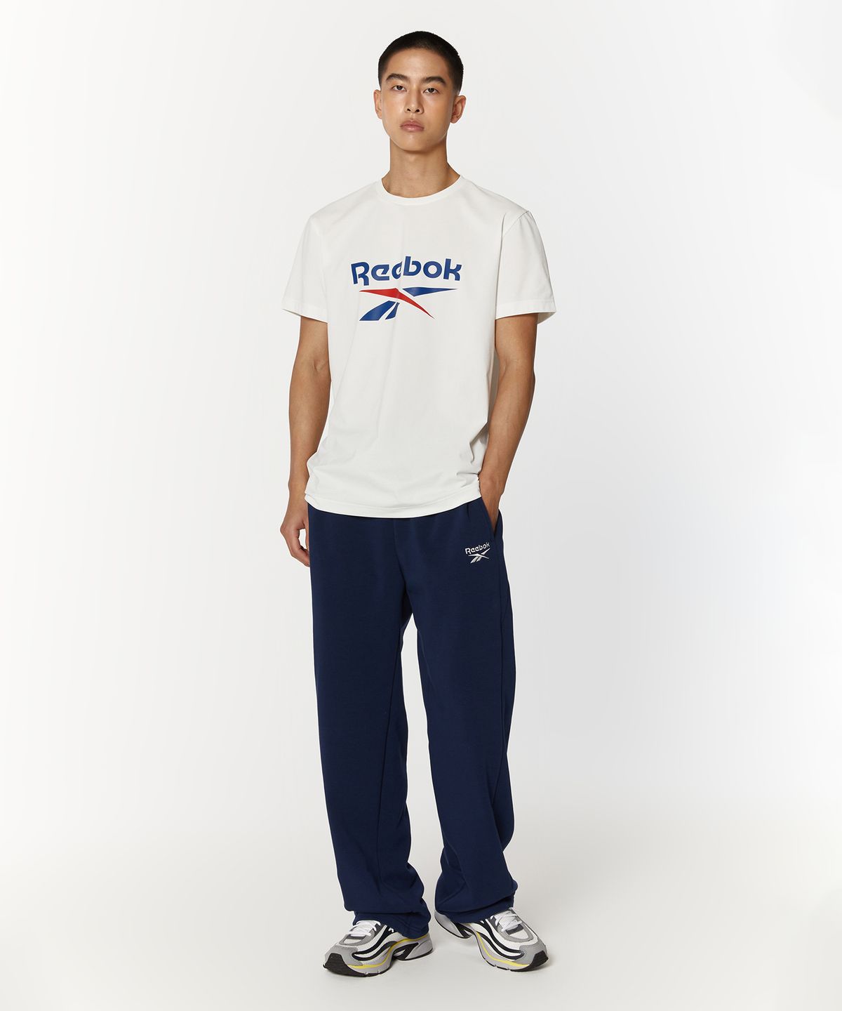 리복(REEBOK) 빅 로고 티셔츠 - 오프 화이트
