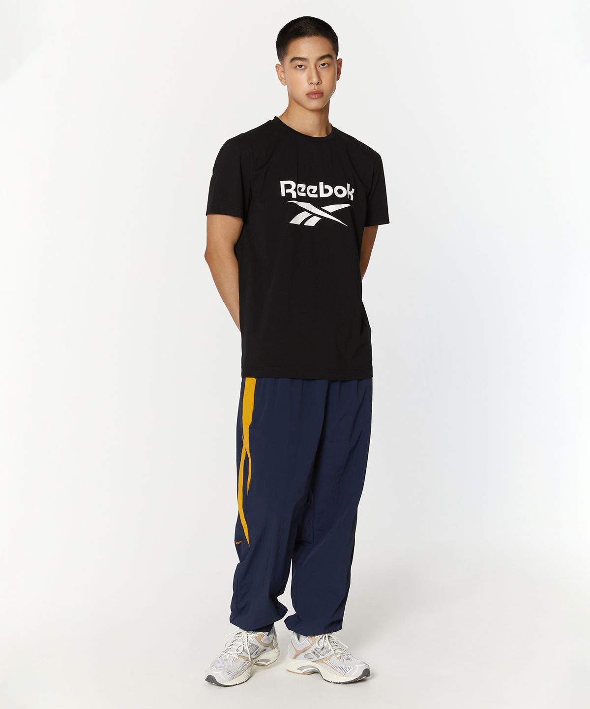 리복(REEBOK) 빅 로고 티셔츠 - 블랙