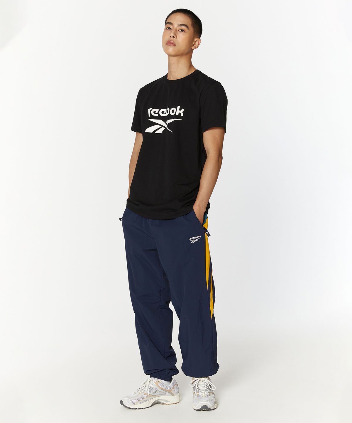 리복(REEBOK) 빅 로고 티셔츠 - 블랙