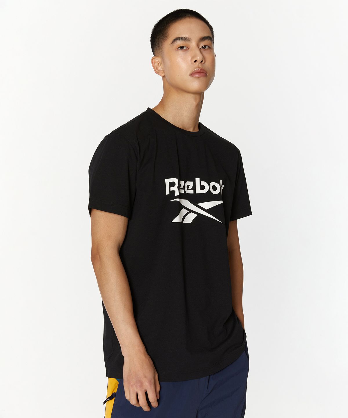 리복(REEBOK) 빅 로고 티셔츠 - 블랙