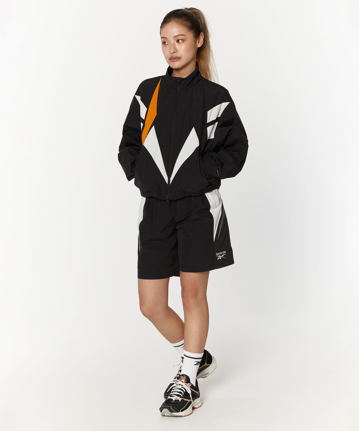 리복(REEBOK) 벡터 플래시 크롭 윈드 브레이커 (W) - 블랙