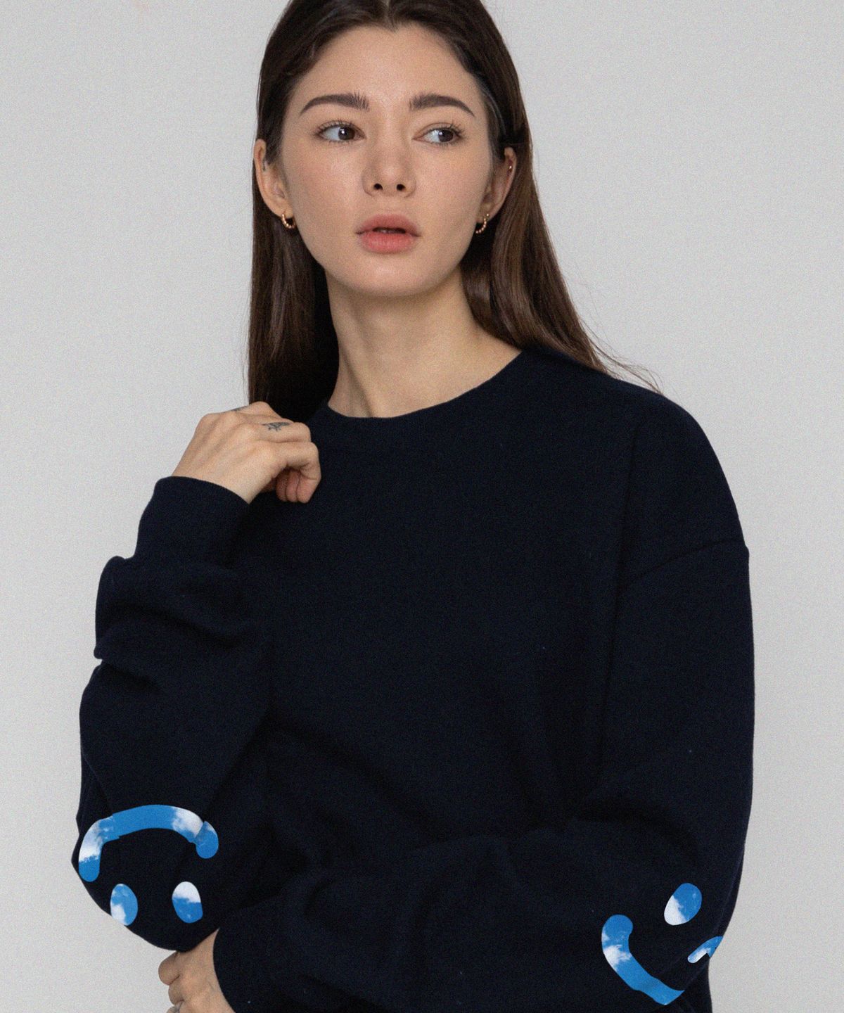그레이버(GRAVER) [UNISEX]엘보우 SKY 구름 드로잉스마일 맨투맨_네이비