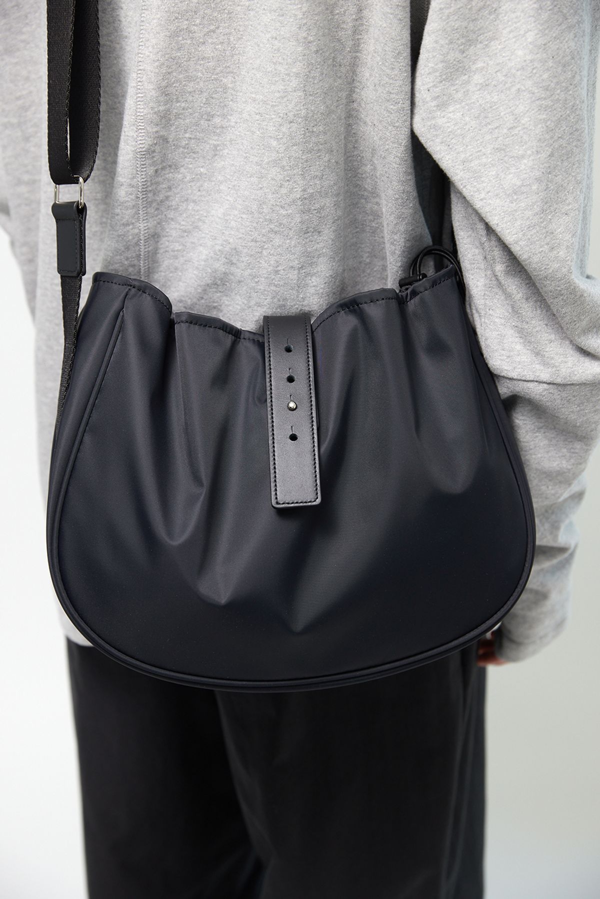 해칭룸(HATCHINGROOM) Wavy Bag Middle High Density Nylon BlacK