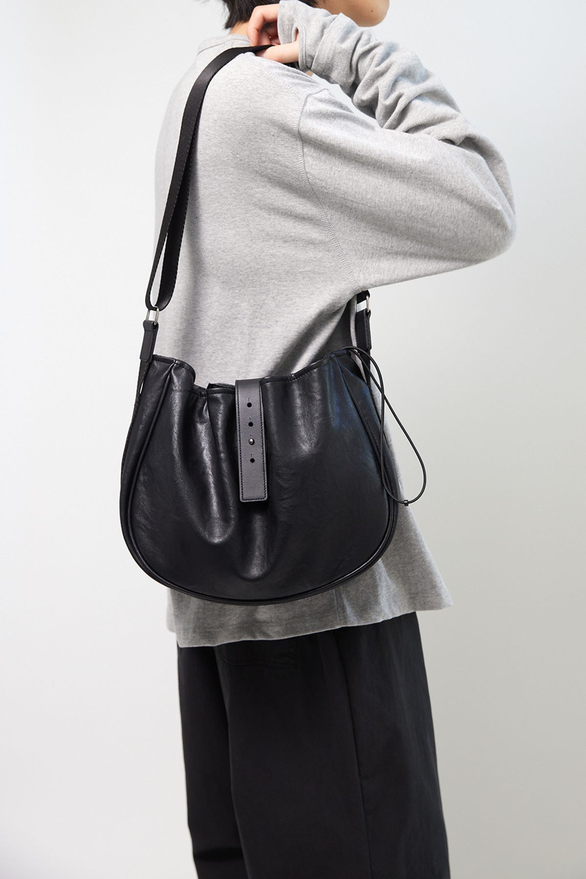 해칭룸(HATCHINGROOM) Wavy Bag Middle Faux Leather Black
