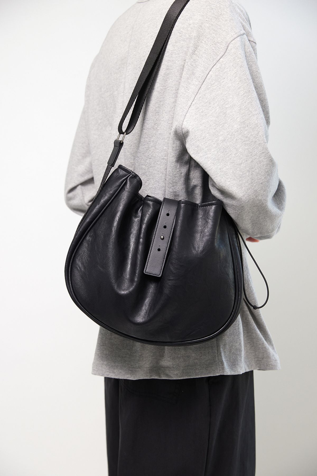 해칭룸(HATCHINGROOM) Wavy Bag Middle Faux Leather Black