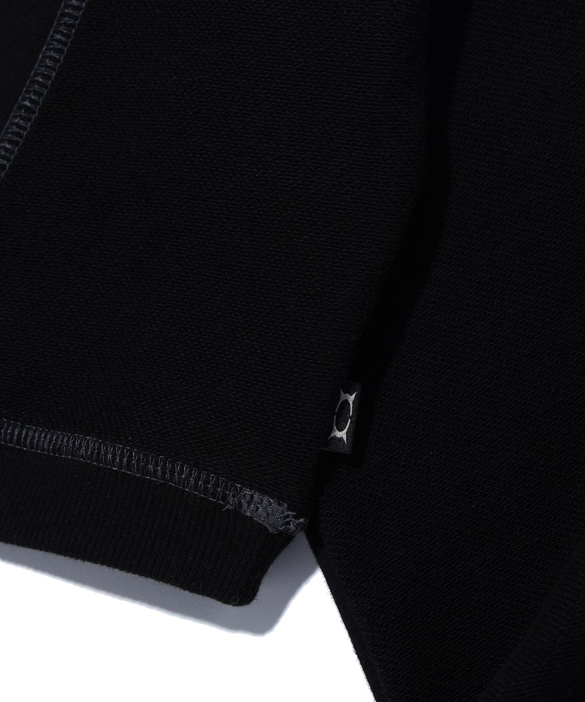 크리틱(CRITIC) CROP INCISION HOODIE BLACK