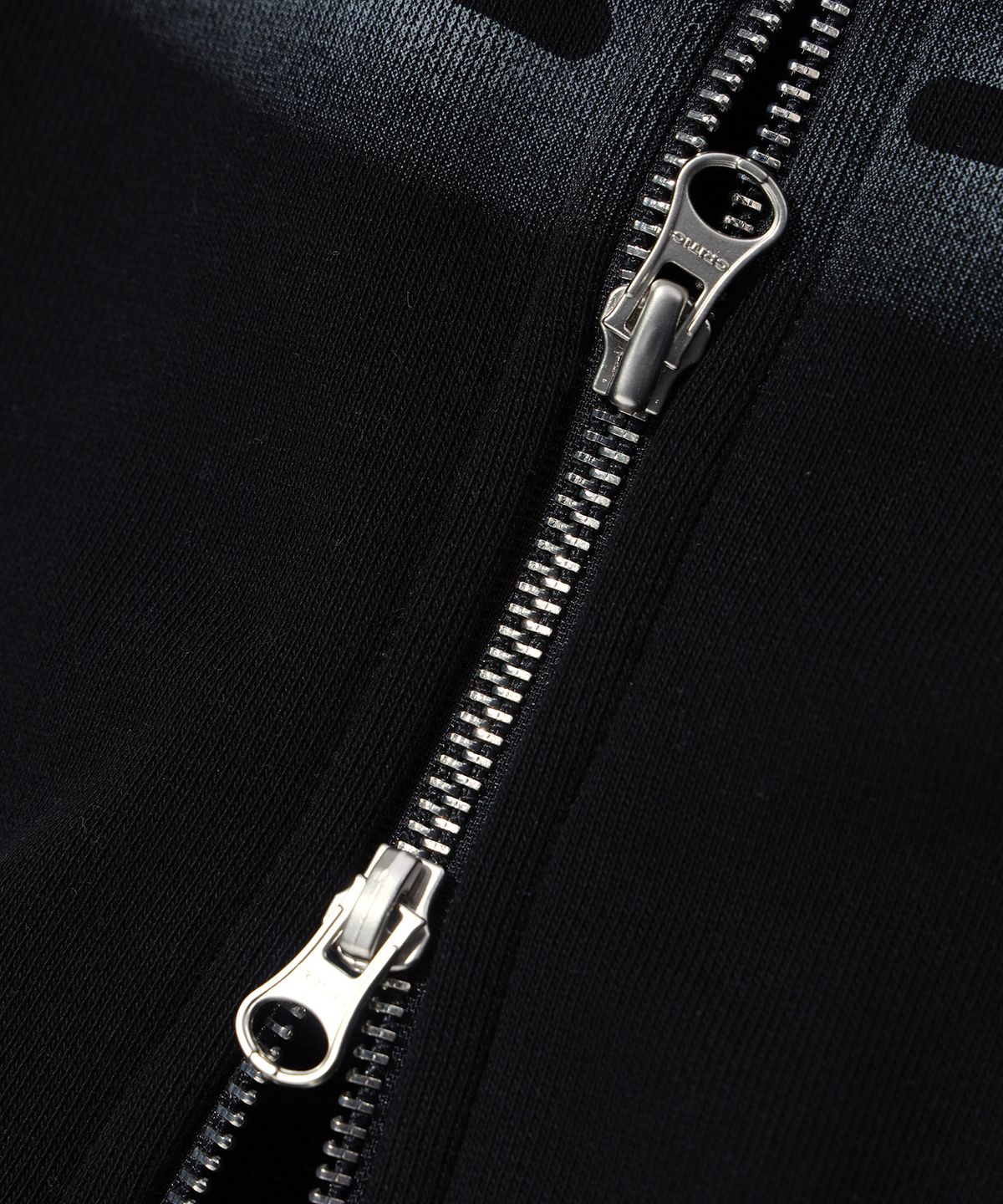 크리틱(CRITIC) CROP WORMHOLE LOGO HOODIE ZIP-UP BLACK