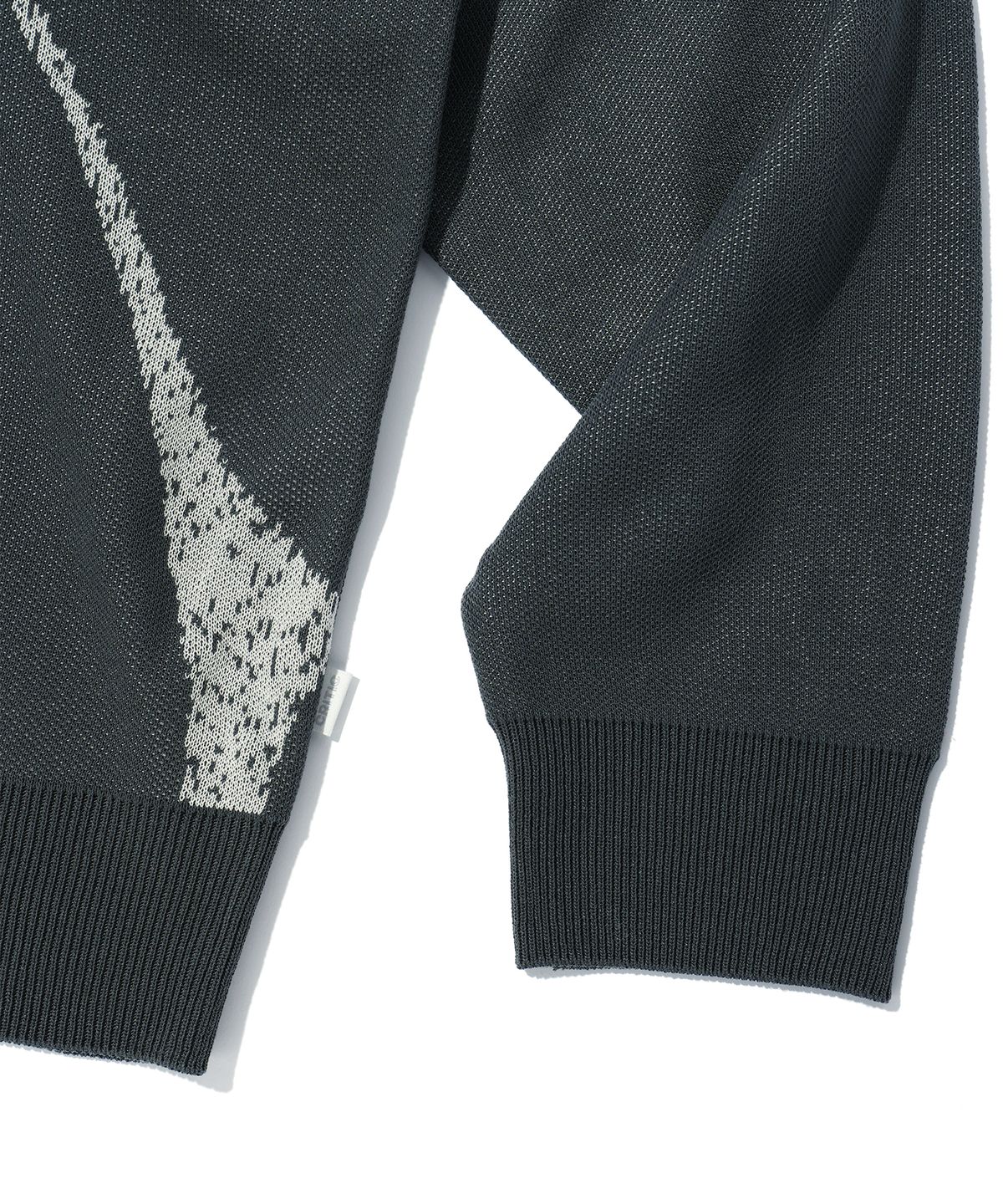 크리틱(CRITIC) WORMHOLE LOGO JACQUARD KNIT CHARCOAL
