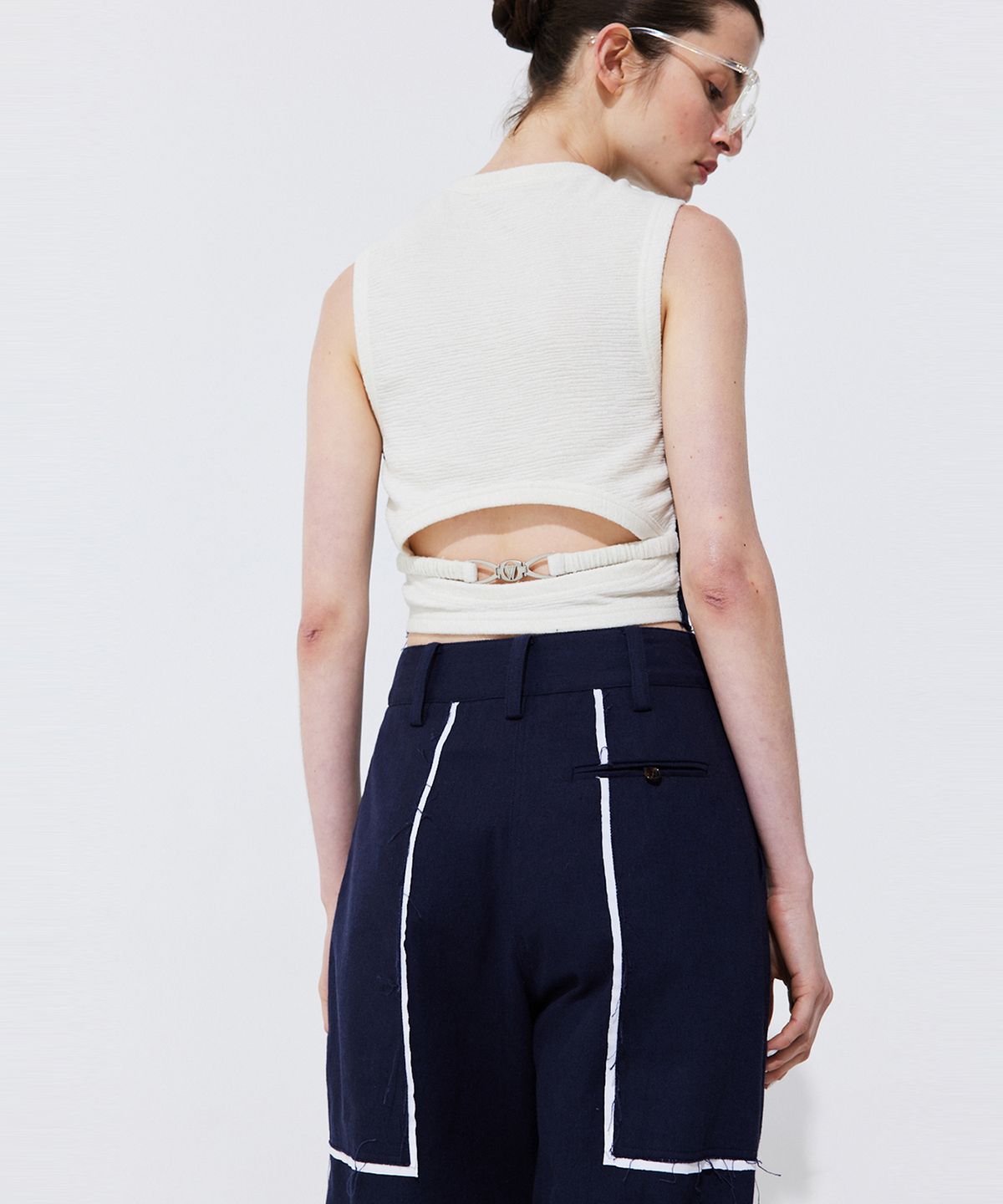 분더캄머(WNDERKAMMER) Color-Block Sleeveless Crop Top_Navy (컬러 블록 슬리브리스 크롭 탑_네이비)