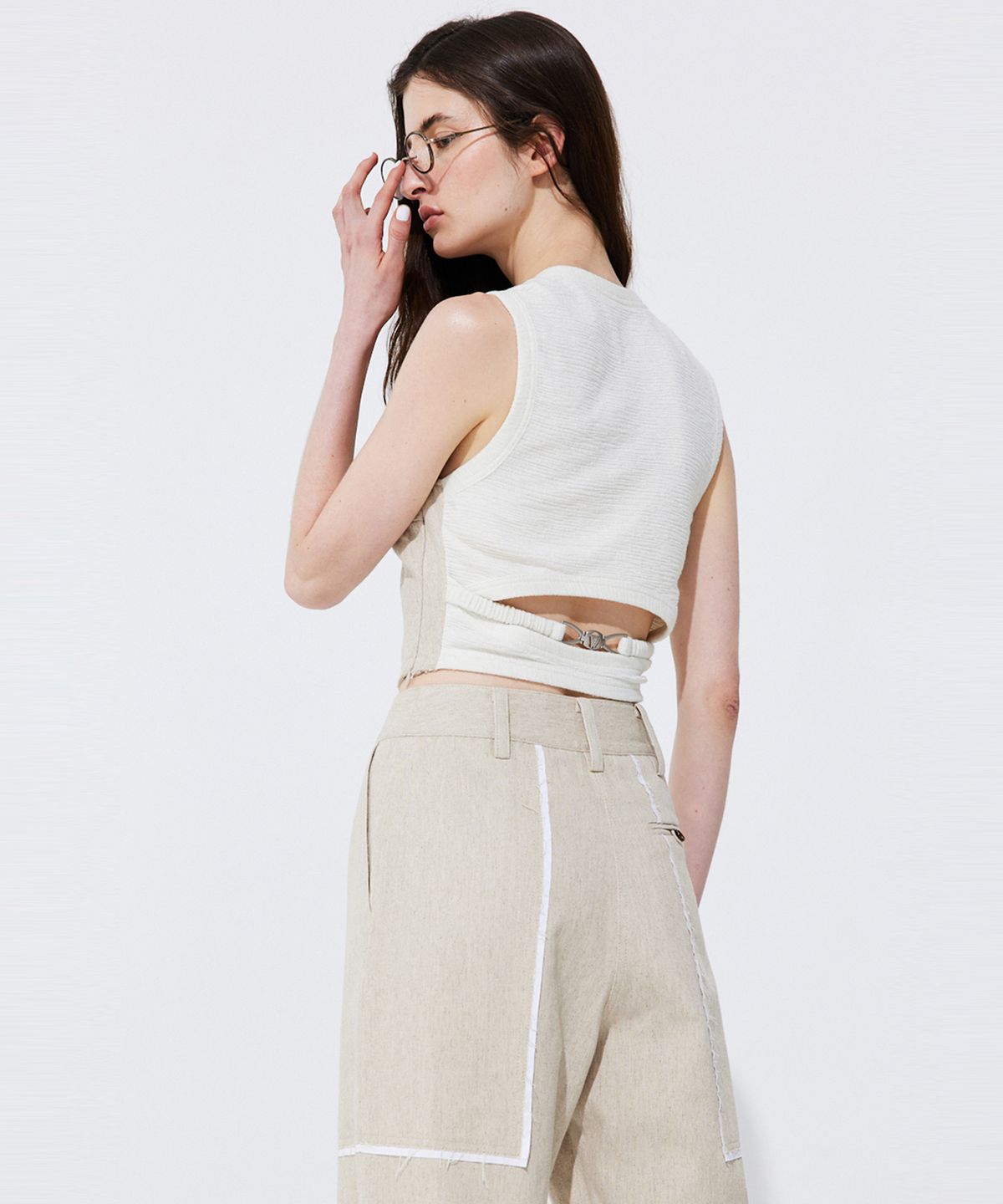 분더캄머(WNDERKAMMER) Color-Block Sleeveless Crop Top_Beige (컬러 블록 슬리브리스 크롭 탑_베이지)