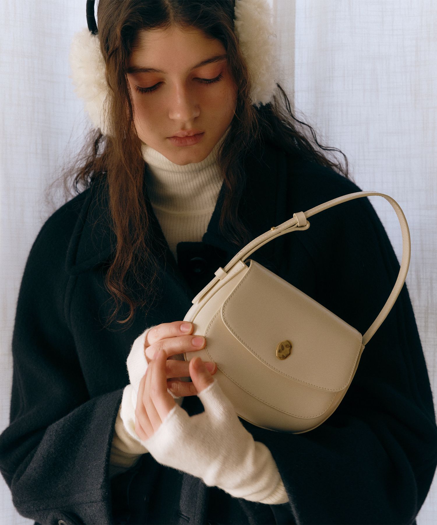 OSTKAKA ★ AMUSE MINI SADDLE IVORY [正規品/関税込] MUSINSA | OSTKAKA Amuse Mini Saddle Ivory