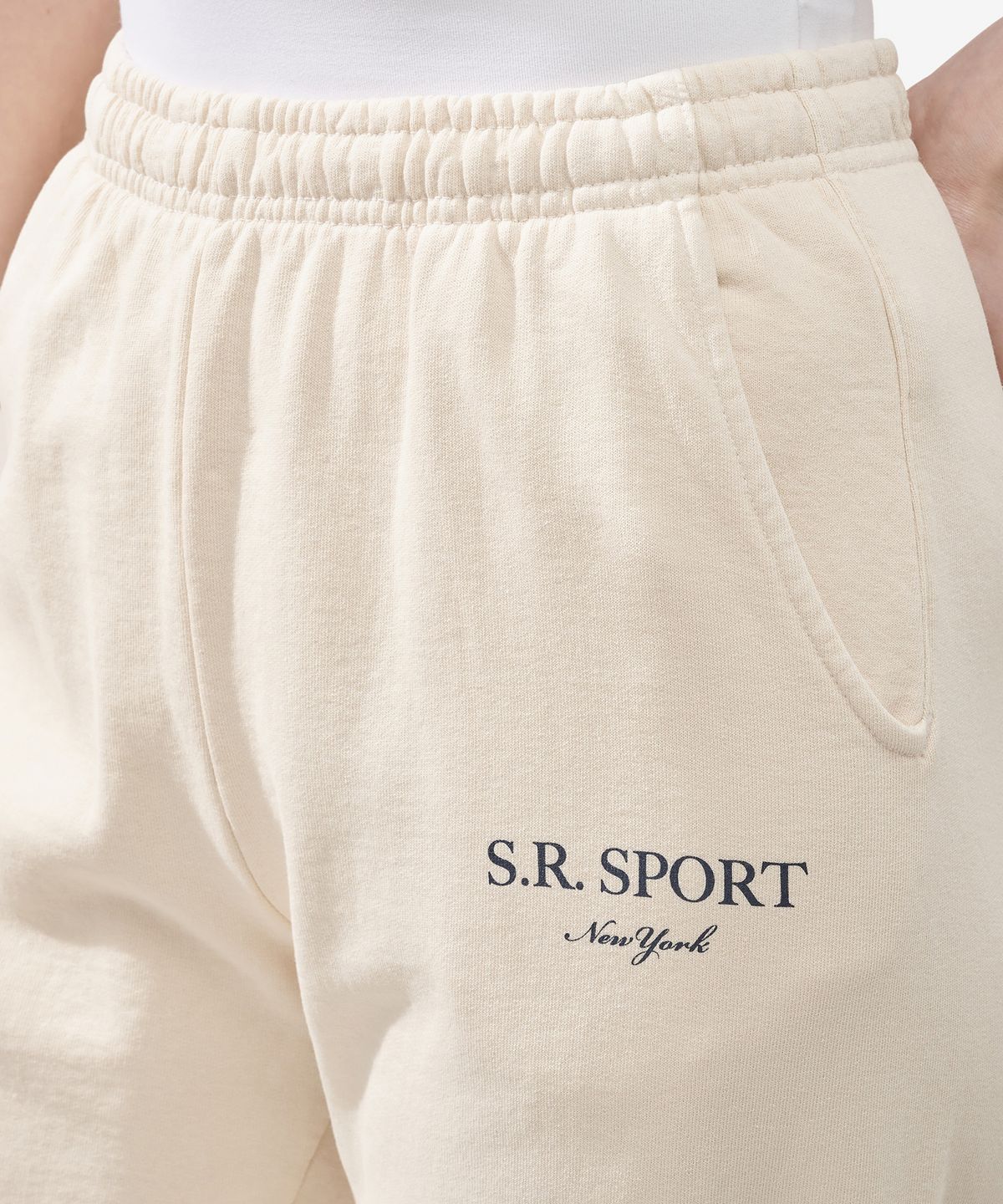 스포티앤리치(SPORTY&RICH) 윔블던 세리프 로고 스웻 팬츠 - 크림 / SW1023CR