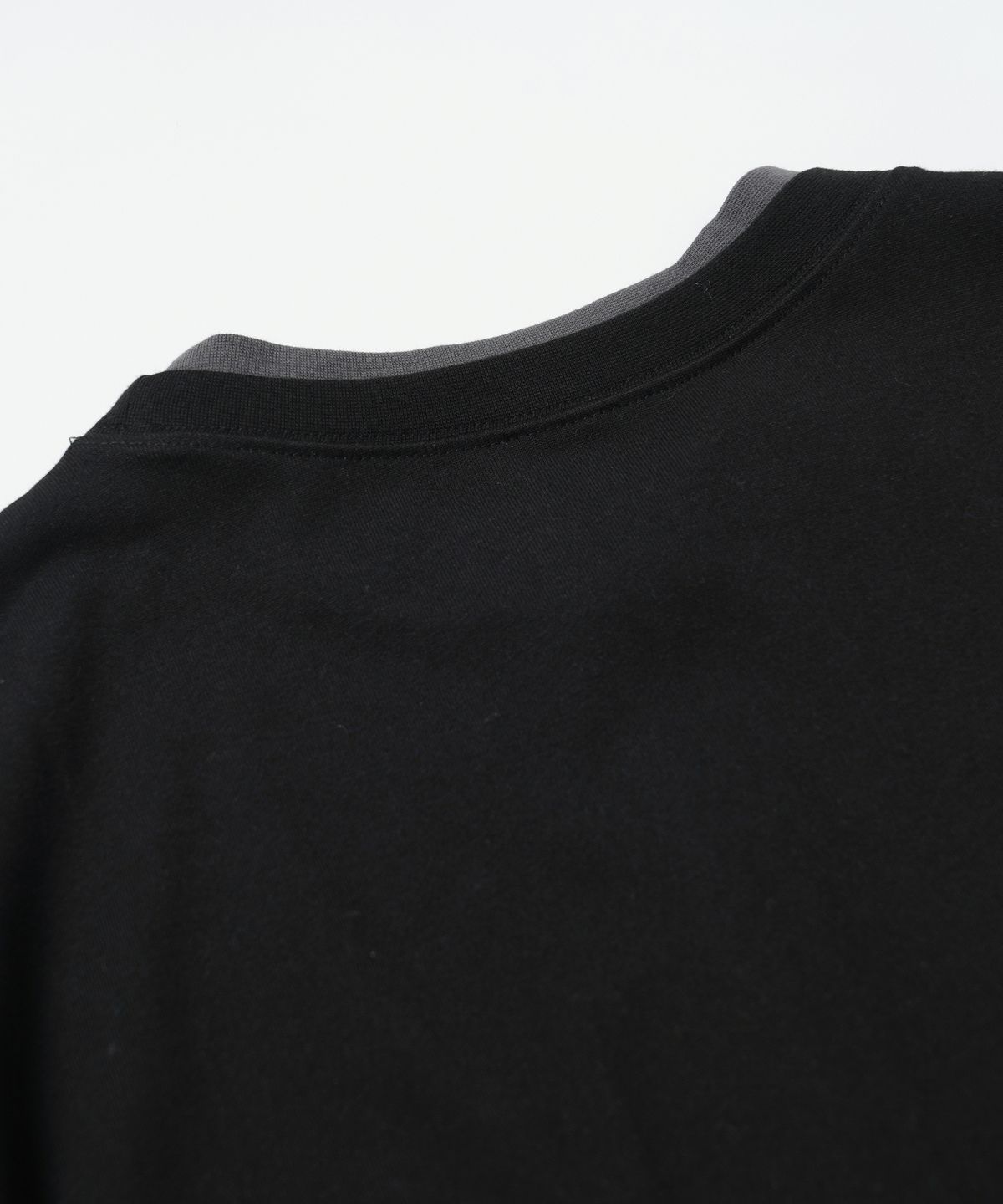 프리즘웍스(FRIZMWORKS) DOUBLE NECK POCKET TEE _ BLACK