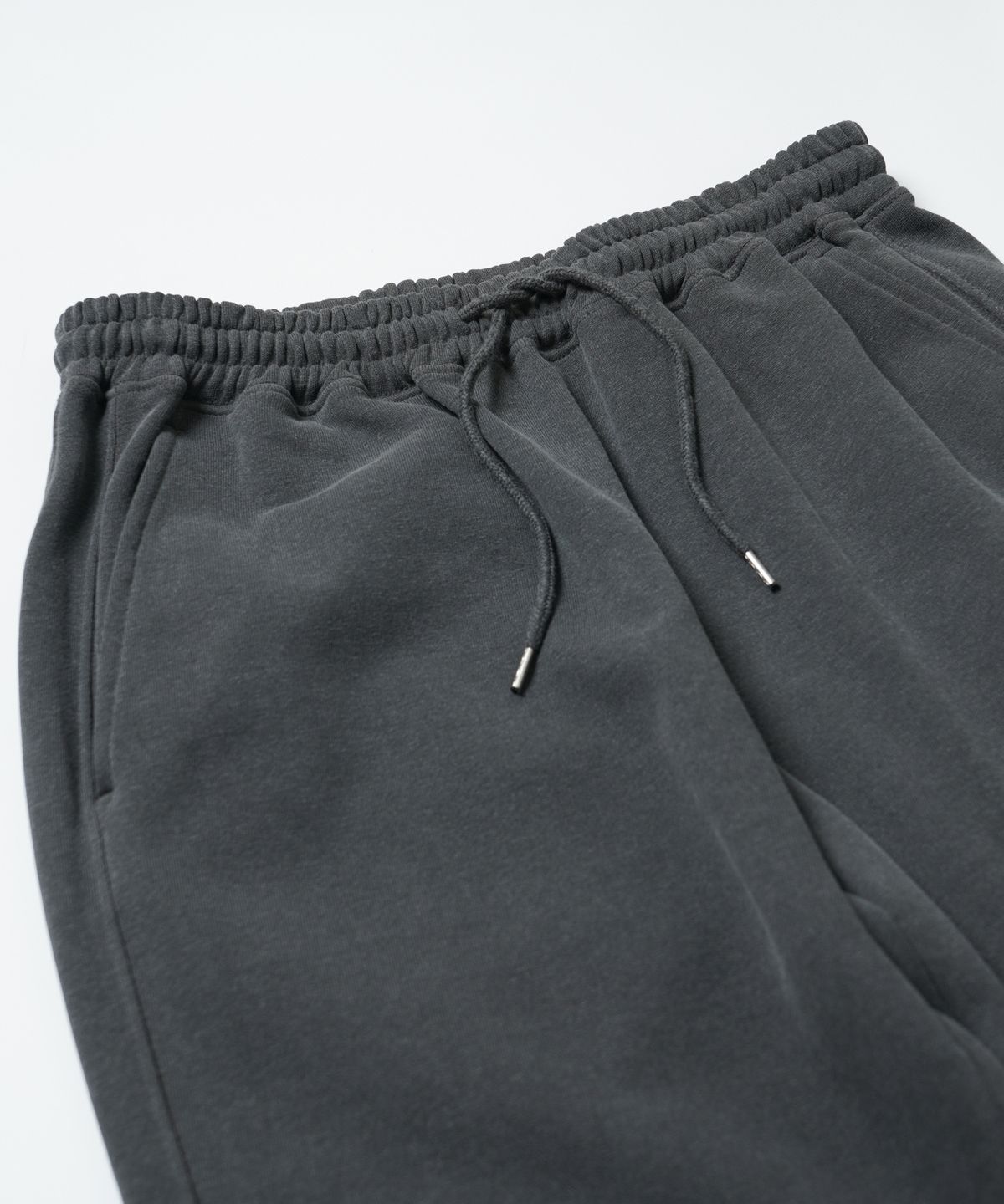 프리즘웍스(FRIZMWORKS) PIGMENT TERRY TRACK PANTS _ CHARCOAL