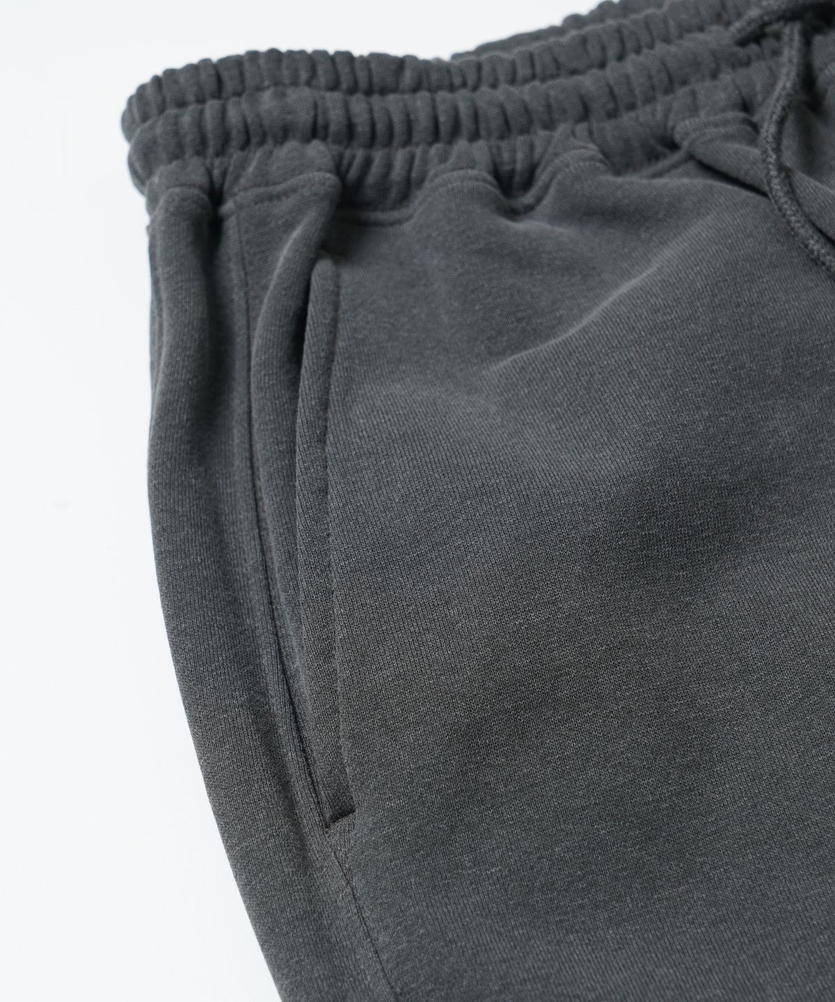 프리즘웍스(FRIZMWORKS) PIGMENT TERRY TRACK PANTS _ CHARCOAL