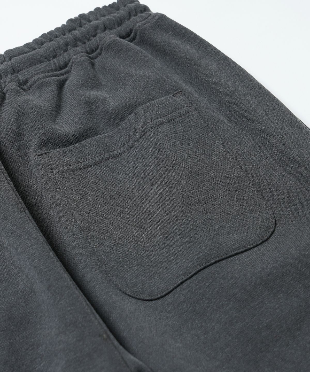 프리즘웍스(FRIZMWORKS) PIGMENT TERRY TRACK PANTS _ CHARCOAL
