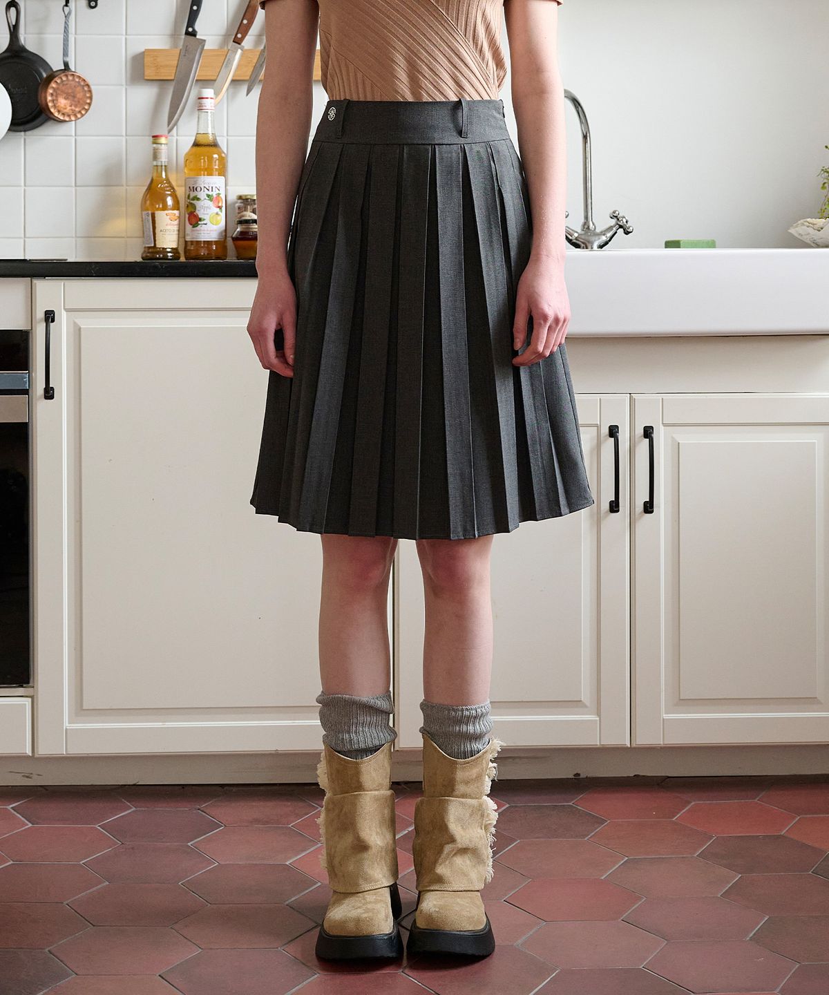 바이탈싸인(VITALSIGN) [LINE] Back Cut-Out Pleats Midi Skirt