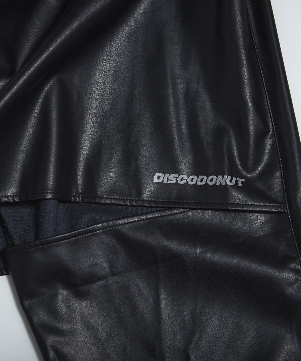 디스코도넛(DISCO DONUT) 밴딩 하프컷 롱팬츠_레더블랙