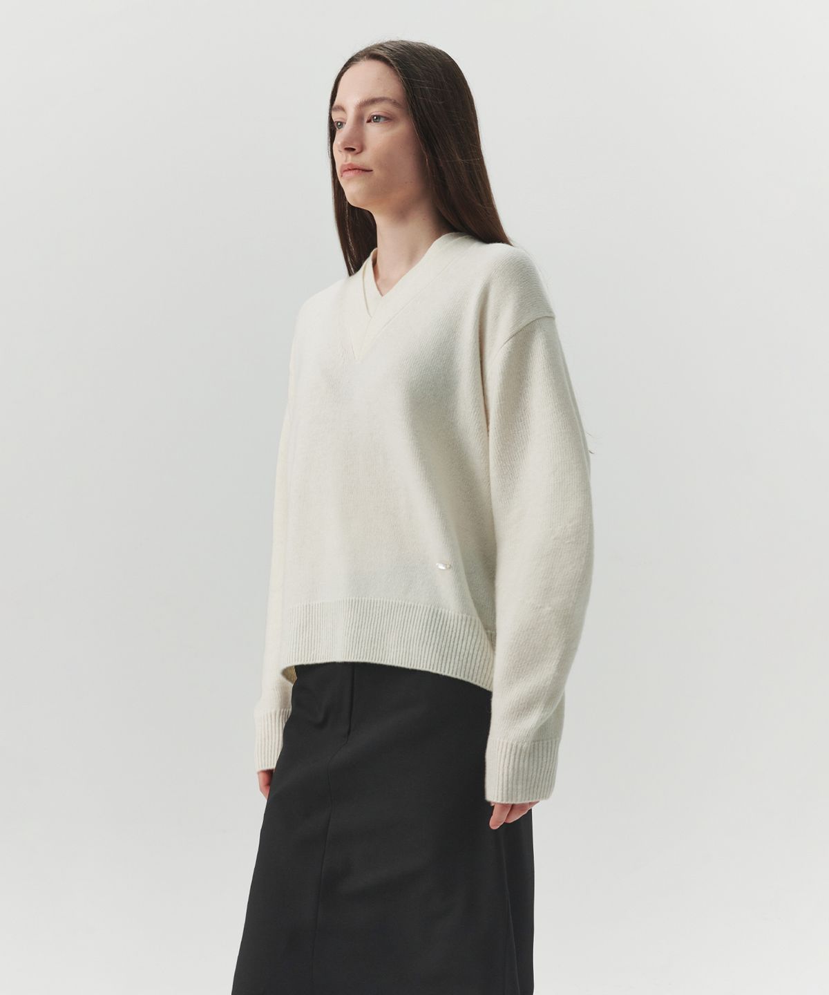 르바(LEVAR) Double V-Neck Knit - Off White