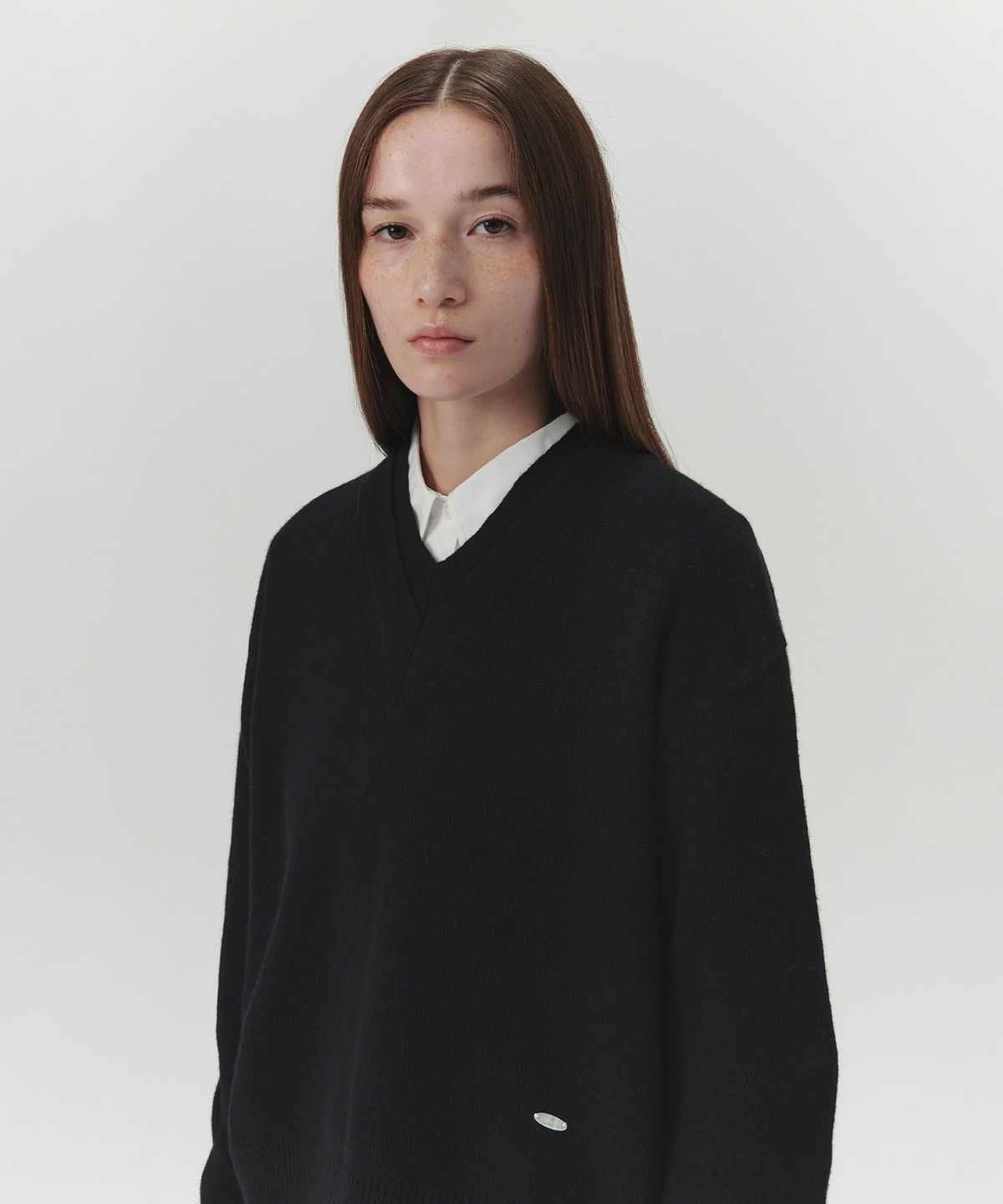 르바(LEVAR) Double V-Neck Knit - Black