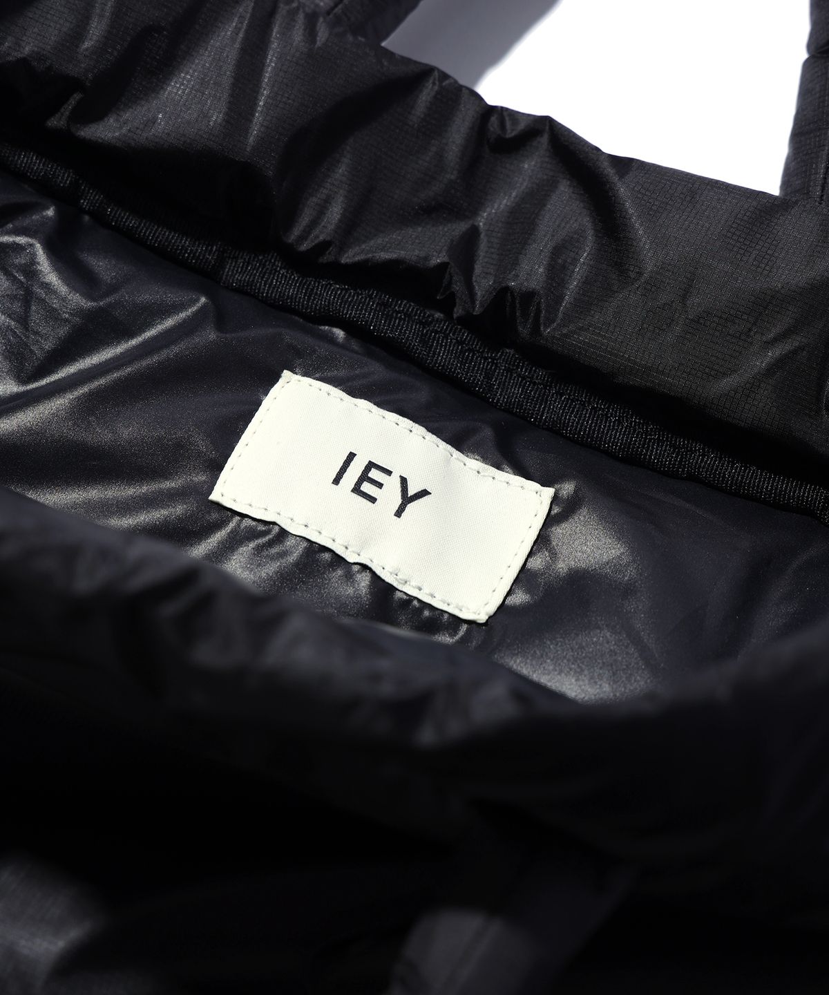 이에이(IEY) HYBRID PADDED BAG Black
