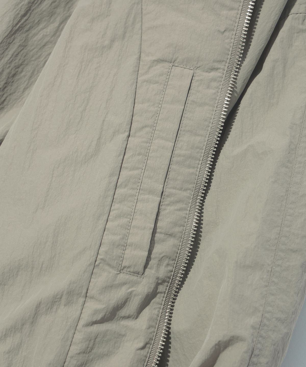 이에이(IEY) WING NYLON JUMPER Khaki