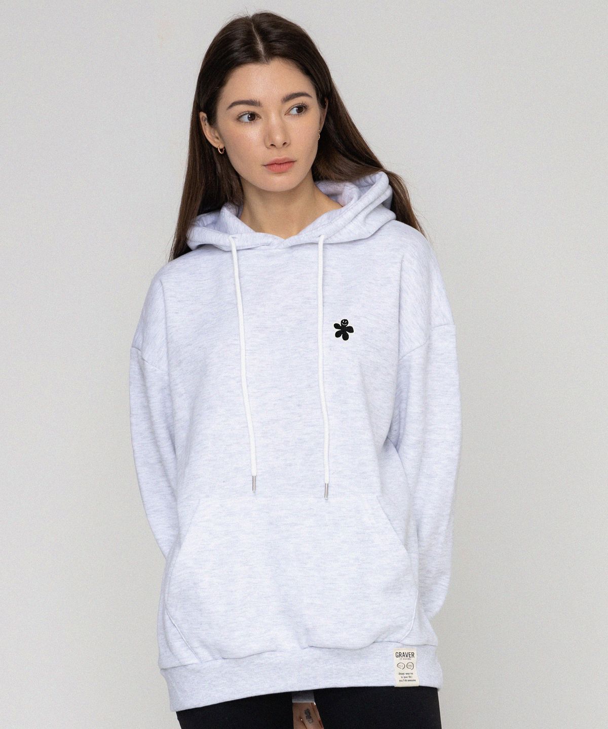 그레이버(GRAVER) [UNISEX]블랙 오드플라워 자수 후드티_멜란지화이트