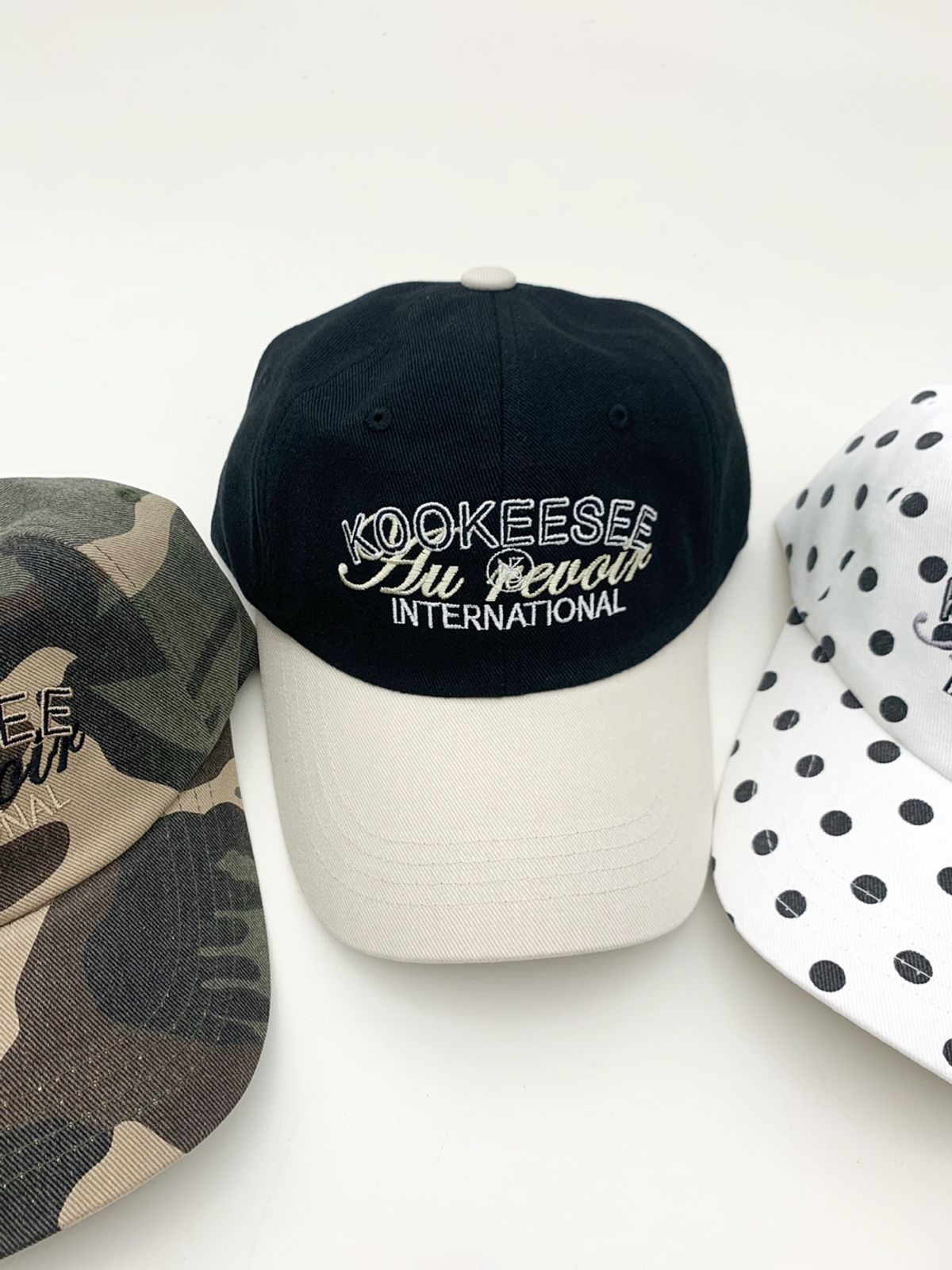 쿠키시(KOOKEESEE) 투톤배색 빈티지 워싱 자수 볼캡  (블랙/아이보리)