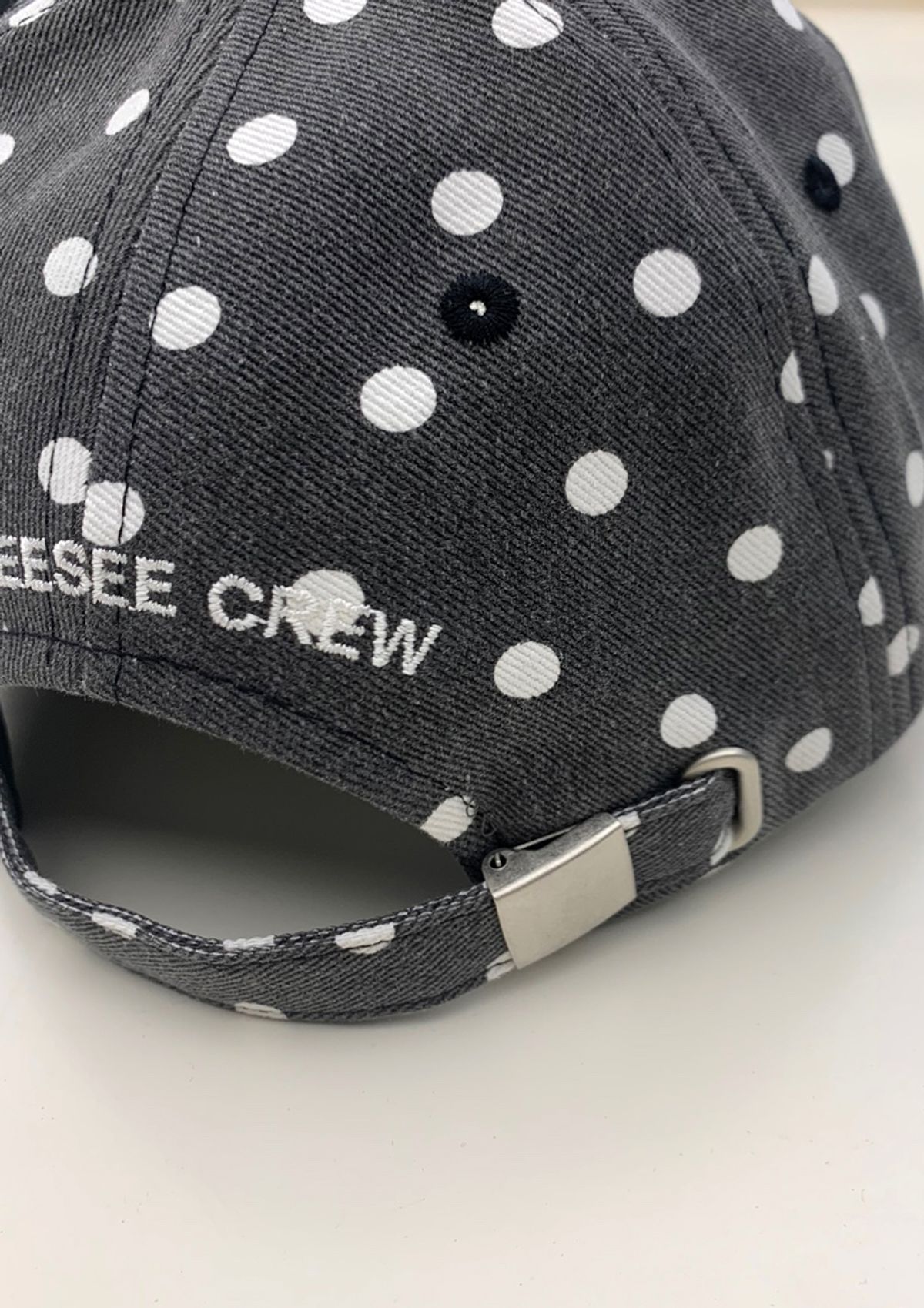 쿠키시(KOOKEESEE) 도트 빈티지 워싱 자수 볼캡 (피그먼트 블랙)