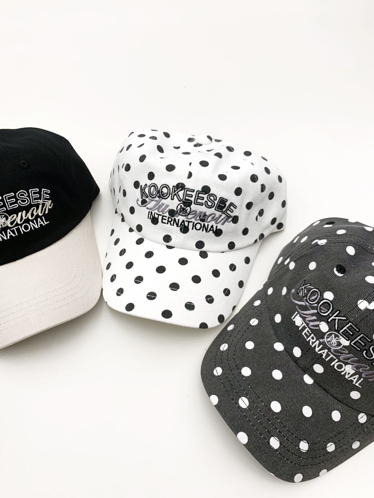 쿠키시(KOOKEESEE) 도트 빈티지 워싱 자수 볼캡 (화이트)