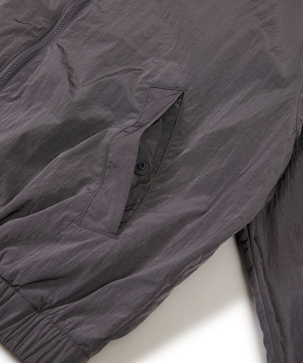 스노우피크 어패럴(SNOWPEAK APPAREL) 브라이트 여성 세미 크롭 바람막이 Purple Gray (S24MWFWB75)