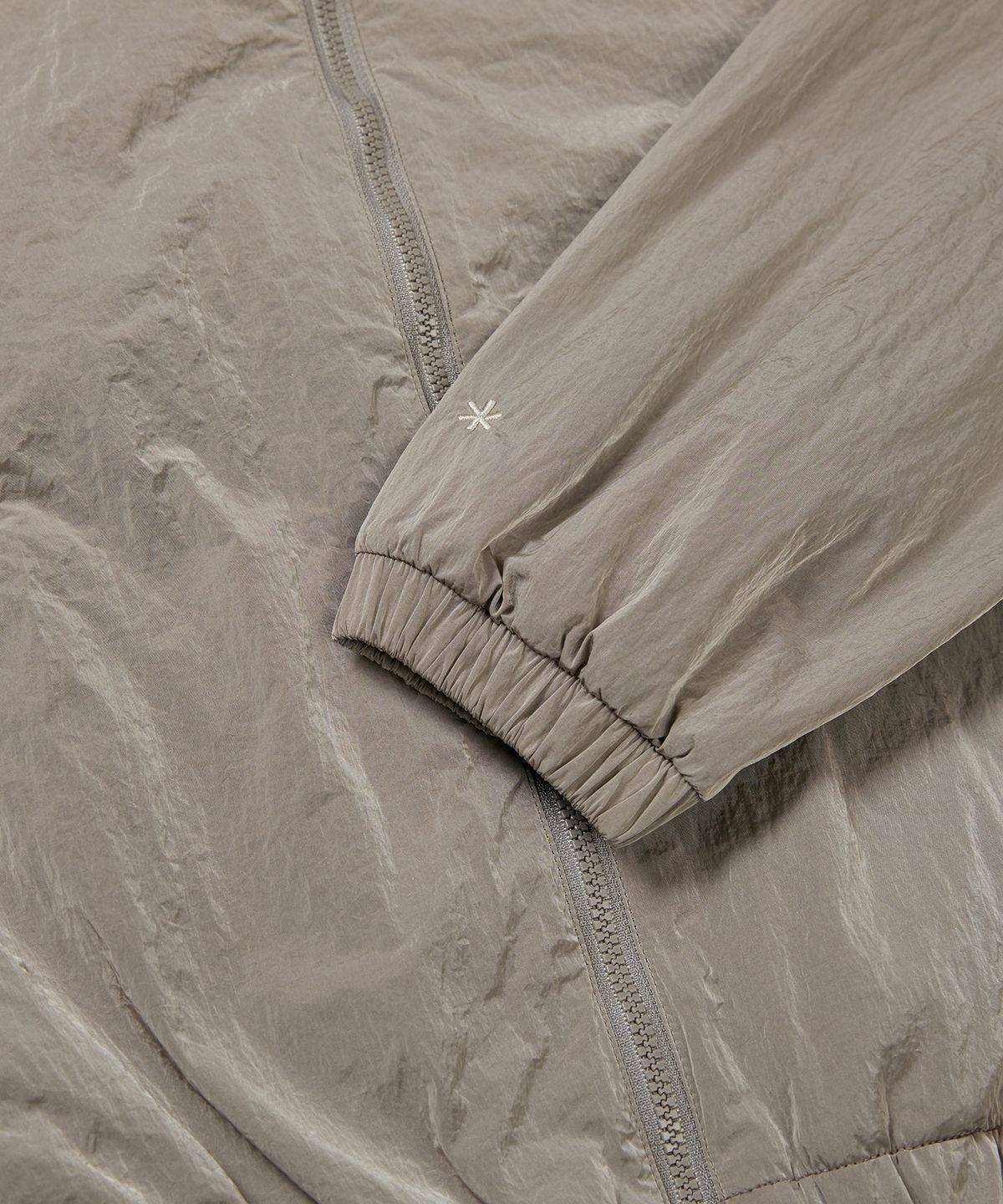 스노우피크 어패럴(SNOWPEAK APPAREL) 브라이트 여성 세미 크롭 바람막이 Tan Gray (S24MWFWB75)