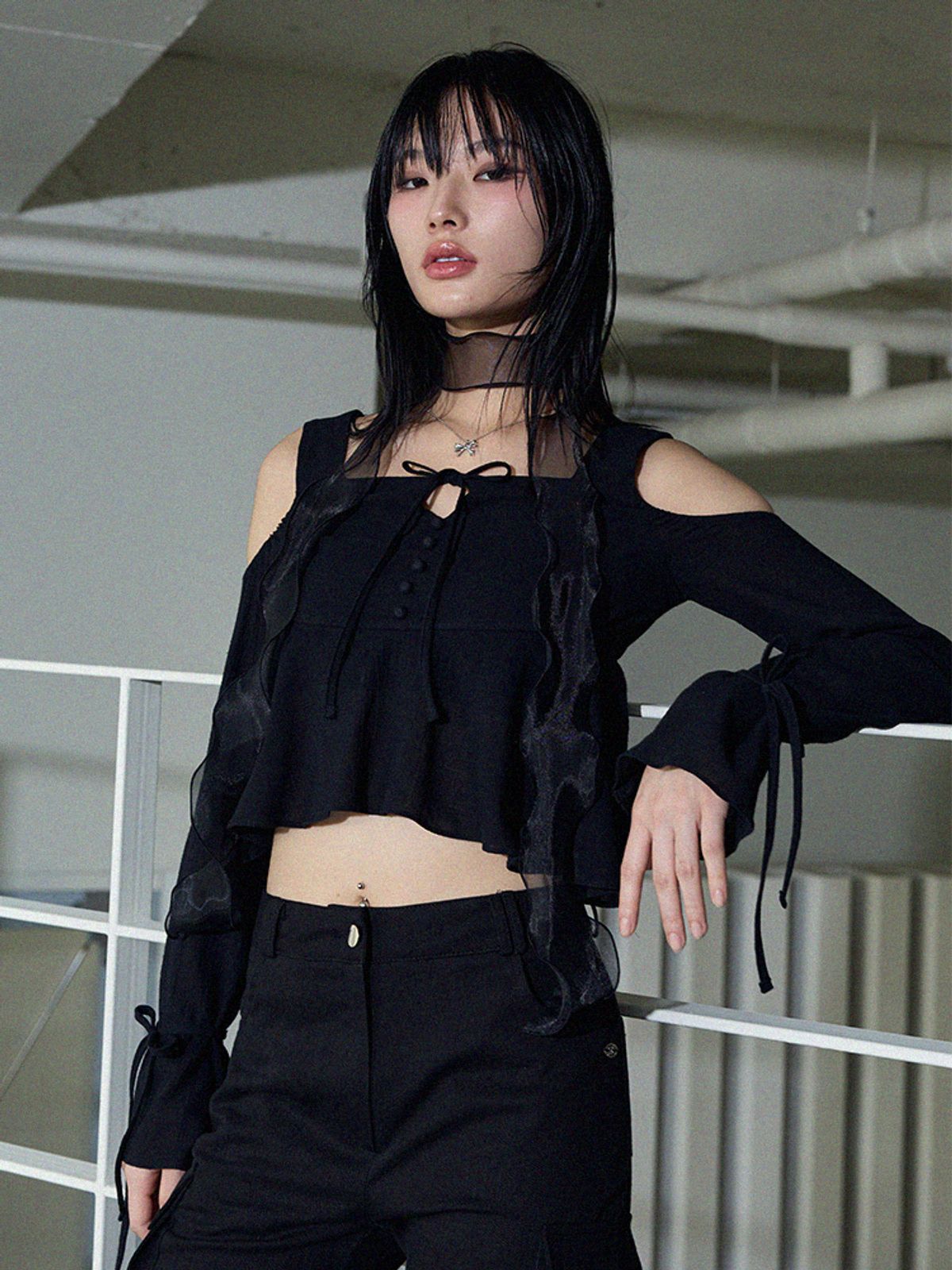 아이토브 서울(ITOV SEOUL) 컷아웃 블라우스 BK