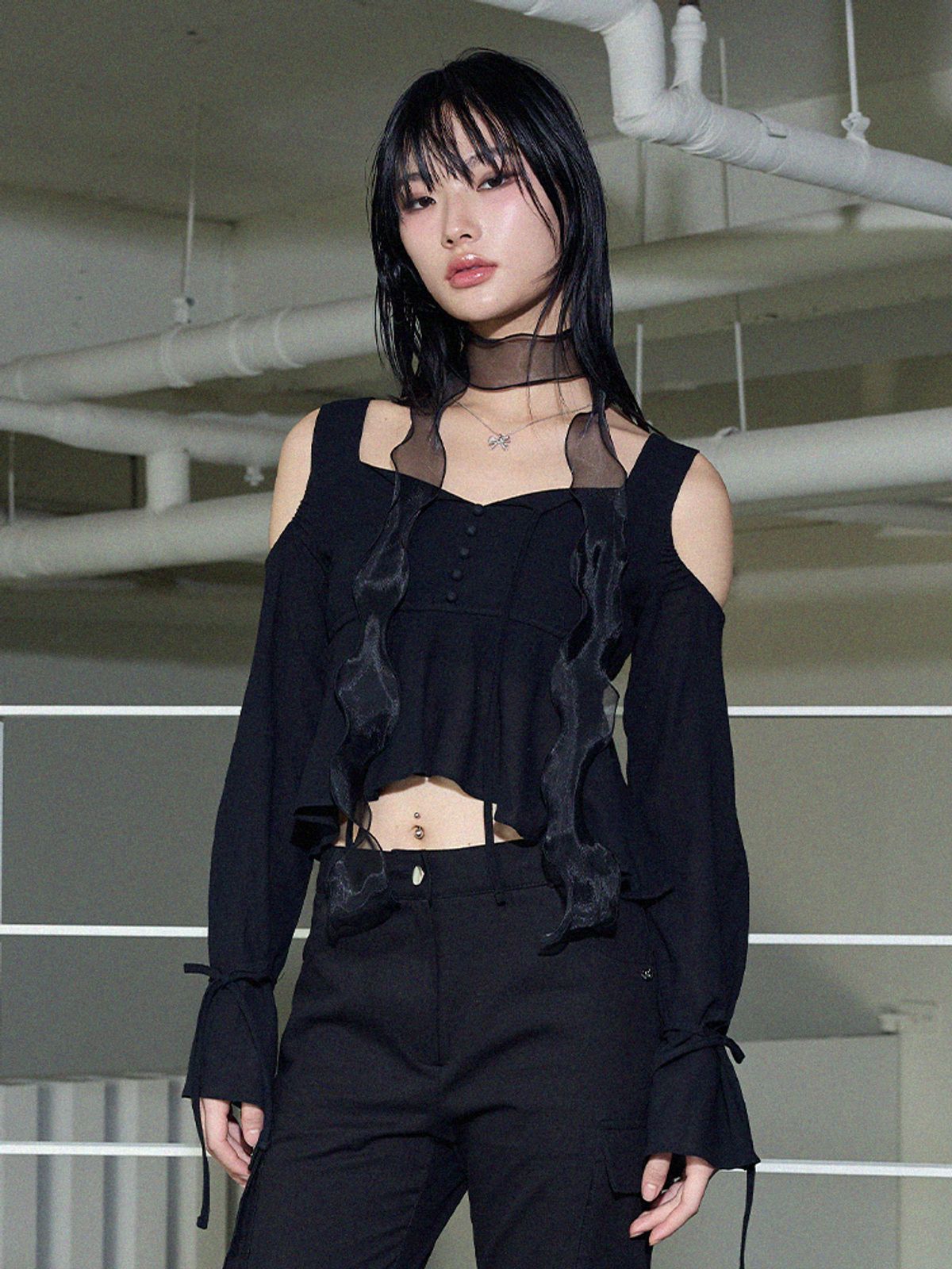 아이토브 서울(ITOV SEOUL) 컷아웃 블라우스 BK