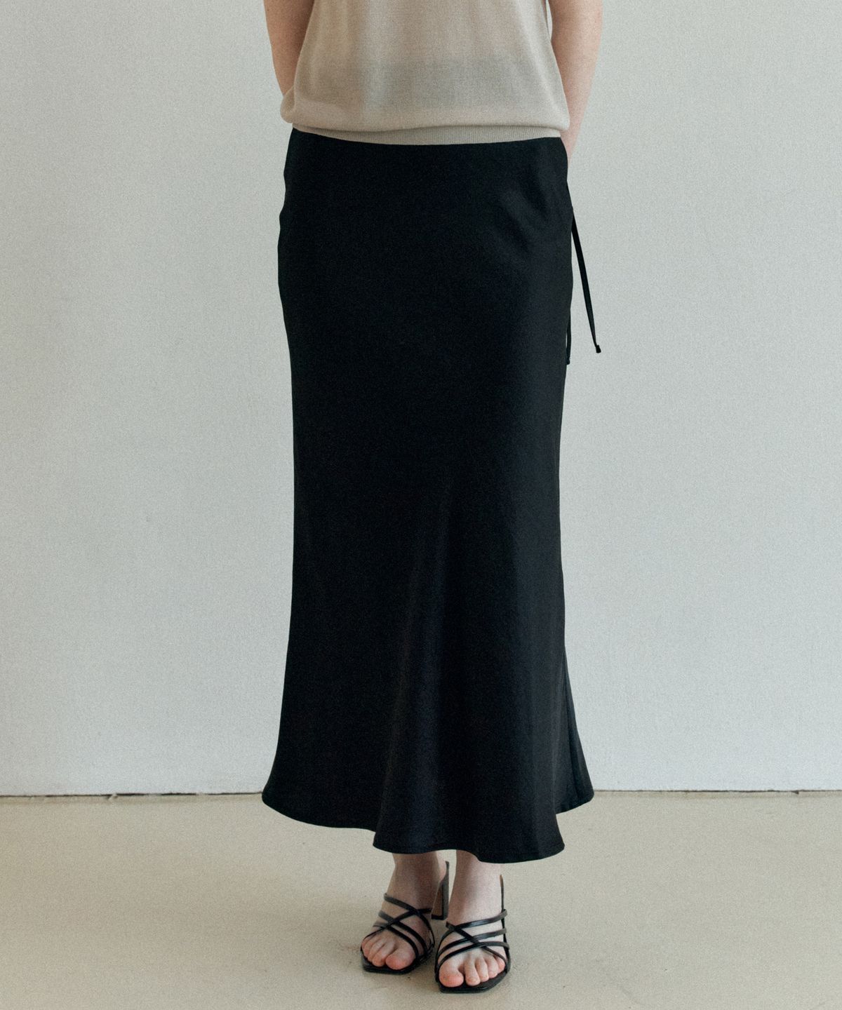 엽페(YUPPE) SATIN LONG SKIRT_BLACK