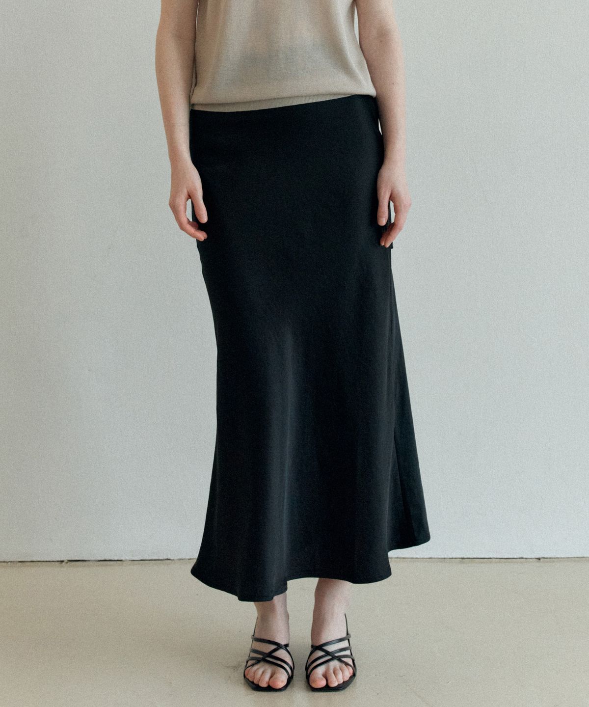 엽페(YUPPE) SATIN LONG SKIRT_BLACK