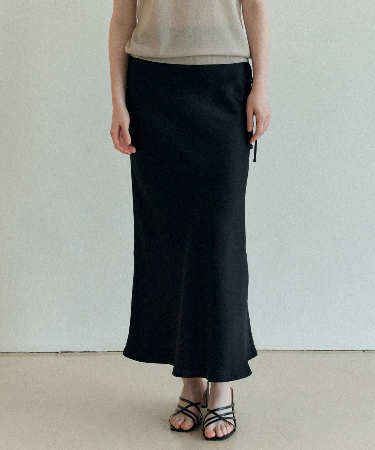 엽페(YUPPE) SATIN LONG SKIRT_BLACK