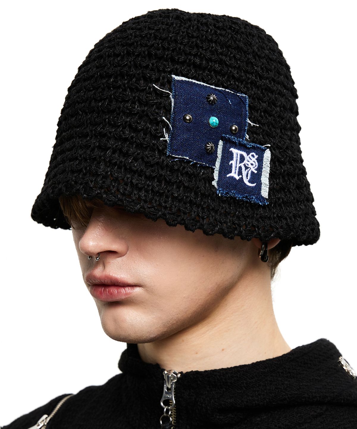 알에스에스씨(RSSC) RIVET PATCHED KNIT BUCKET HAT - BLACK