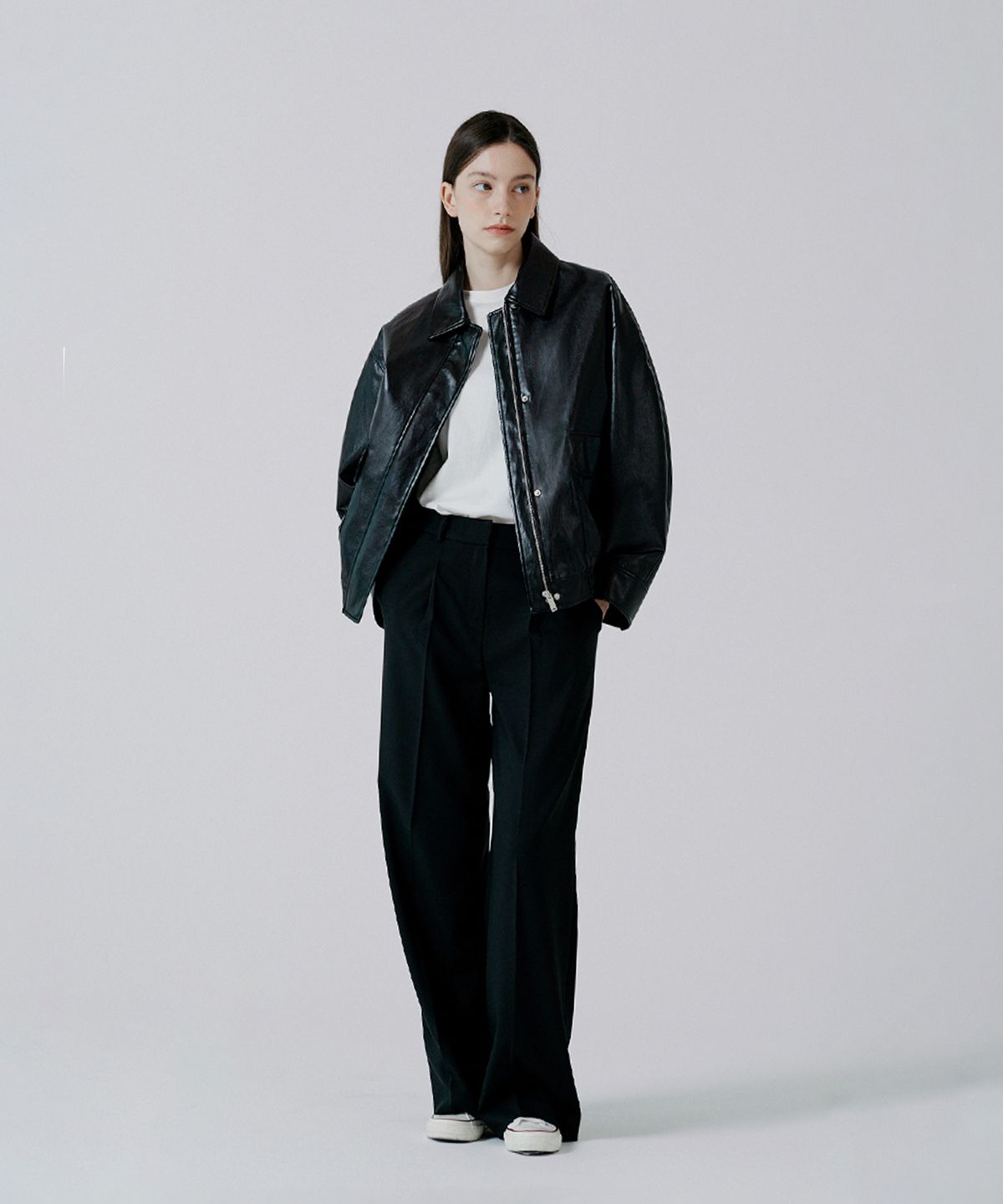 핀블랙(PINBLACK) 세미 오버핏 레더 블루종 점퍼 블랙