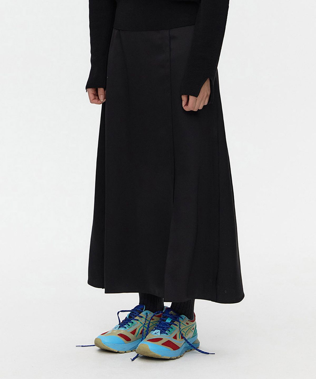 아위(AHWE) Interlocked Satin Skirt_BLACK