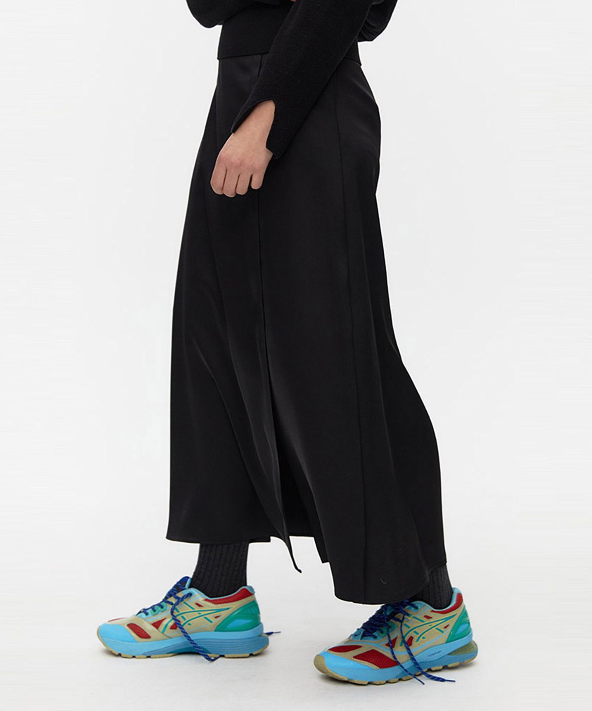 아위(AHWE) Interlocked Satin Skirt_BLACK