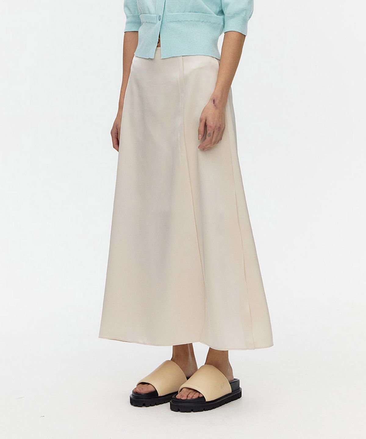 아위(AHWE) Interlocked Satin Skirt_CREAM