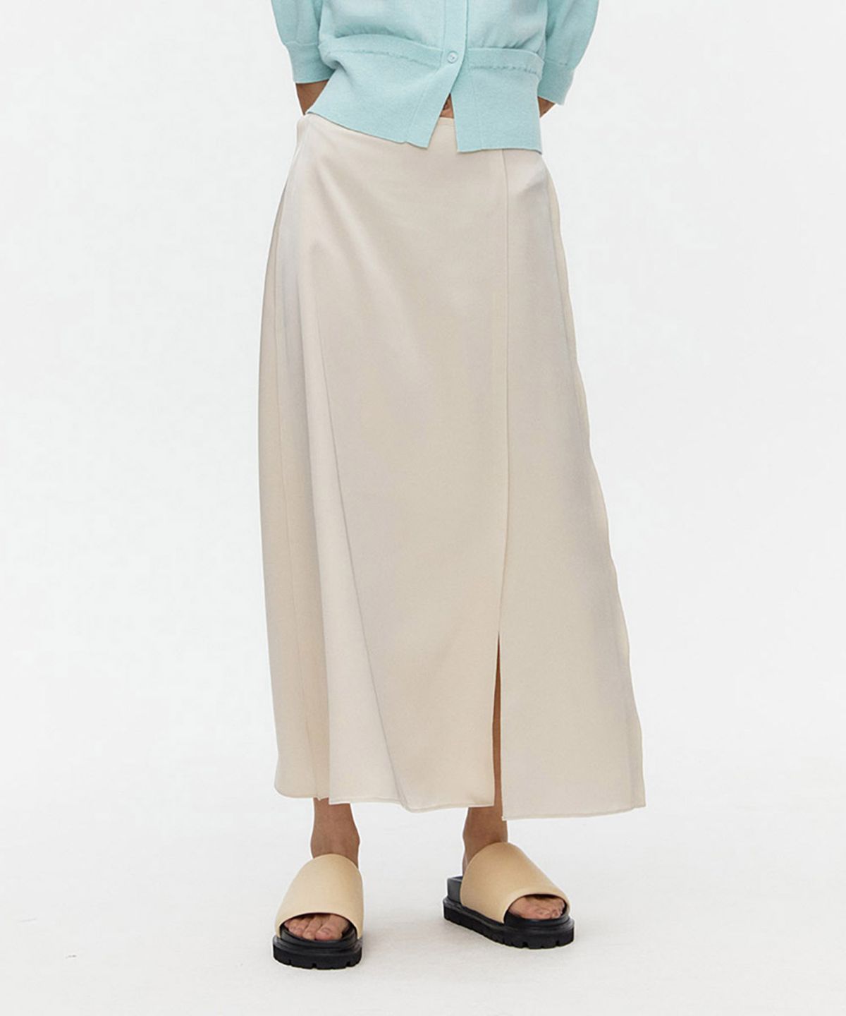 아위(AHWE) Interlocked Satin Skirt_CREAM