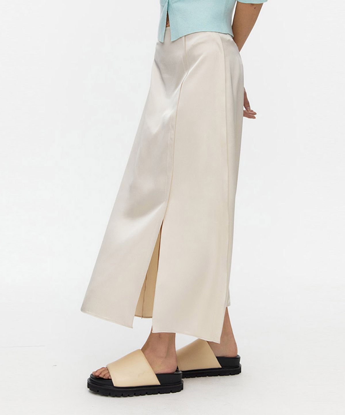 아위(AHWE) Interlocked Satin Skirt_CREAM