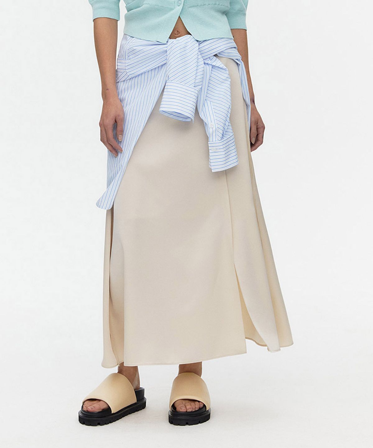 아위(AHWE) Interlocked Satin Skirt_CREAM